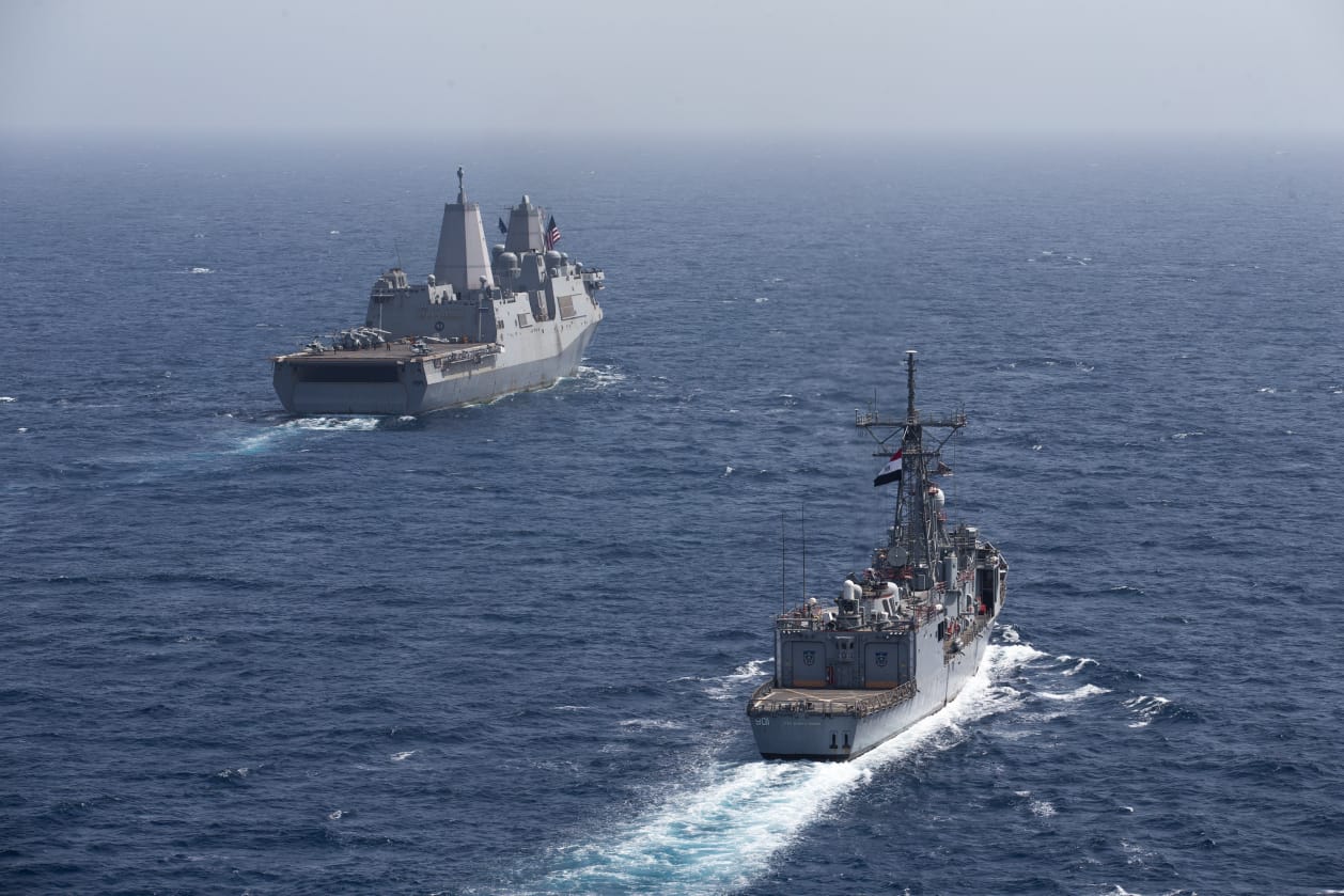 القوات البحرية المصرية والأمريكية تنفذان تدريبًا بحريًا عابرًا بقاعدة البحر الأحمر (6)