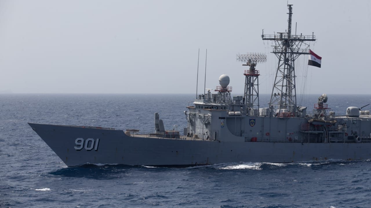 القوات البحرية المصرية والأمريكية تنفذان تدريبًا بحريًا عابرًا بقاعدة البحر الأحمر (4)