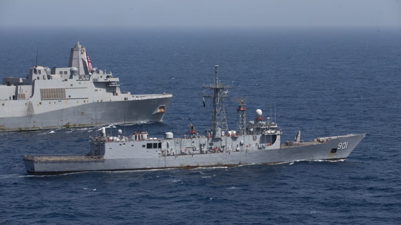 القوات البحرية المصرية والأمريكية تنفذان تدريبًا بحريًا عابرًا بقاعدة البحر الأحمر (2)