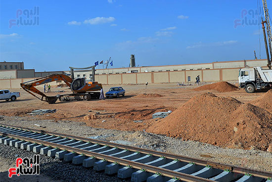 رئيس الوزراء يتفقد أعمال تنفيذ مشروع القطار الكهربائى (8) رئيس الوزراء يتفقد أعمال تنفيذ مشروع القطار الكهربائى (8)
