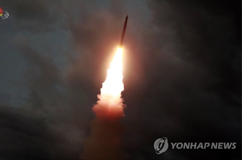 كوريا الشمالية تعلن عن أنها اختبرت مرة أخرى نظام إطلاق صاروخ متعدد جديد - 1