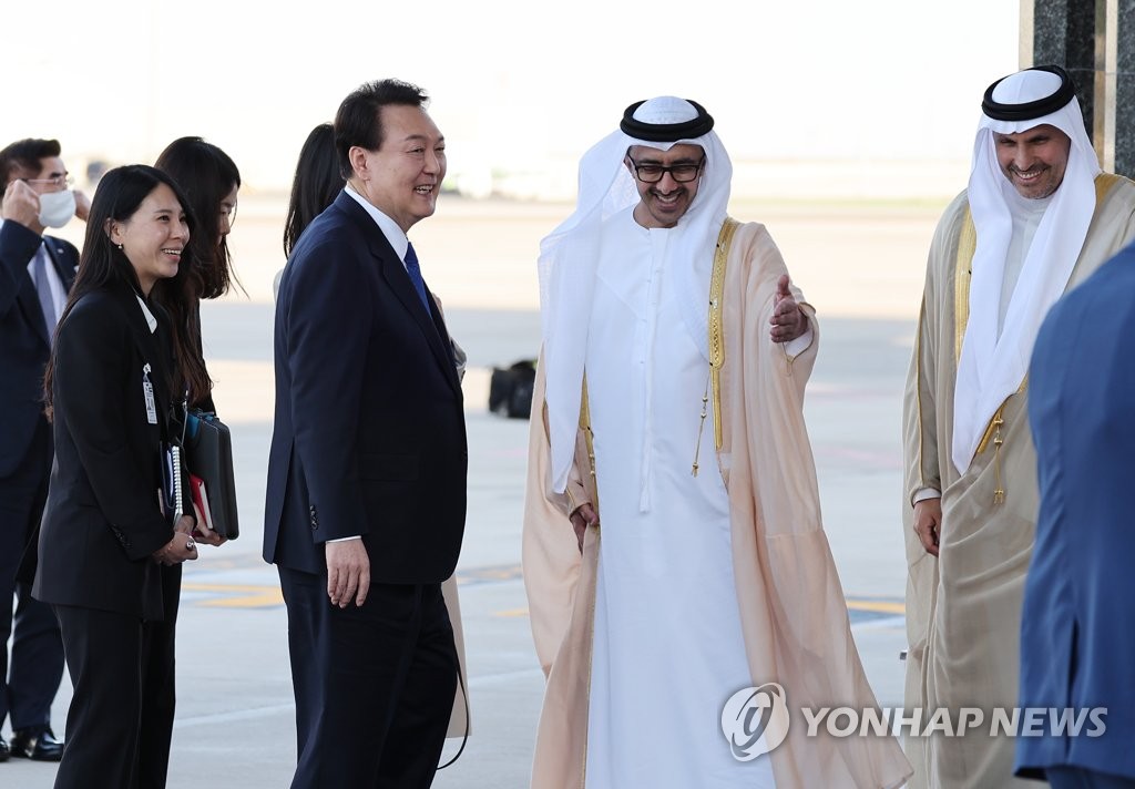 الرئيس يون يصل إلى الإمارات في زيارة دولة لتعزيز التعاون في الطاقة ومبيعات الأسلحة - 2