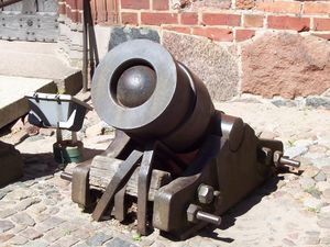 300px-Zamek_w_Malborku_-_bombarda.jpg