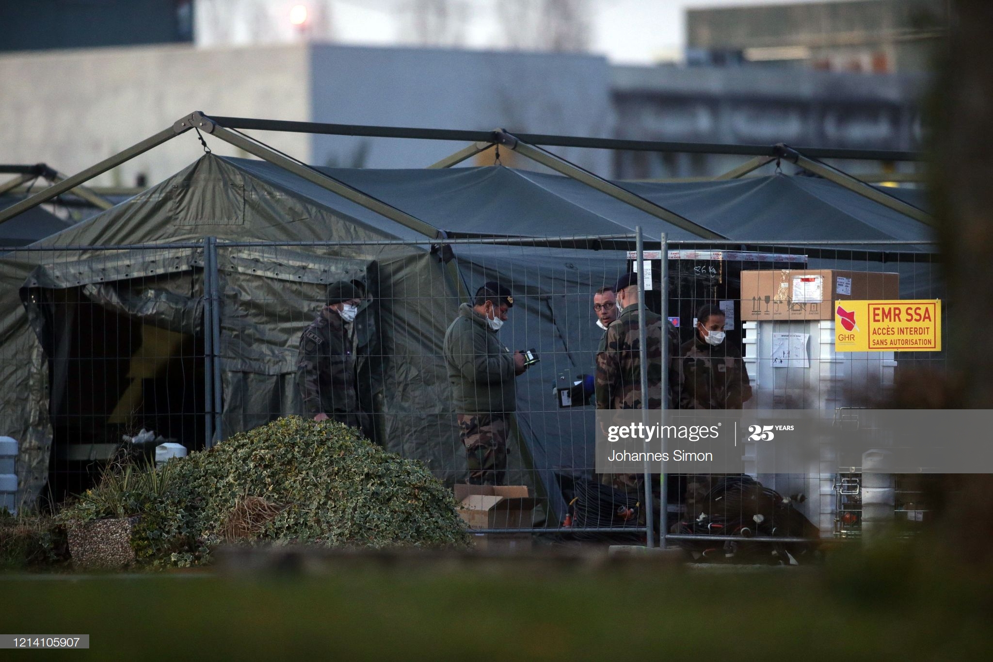 french-soldiers-wearing-protective-masks-set-up-tents-as-part-of-a-picture-id1214105907