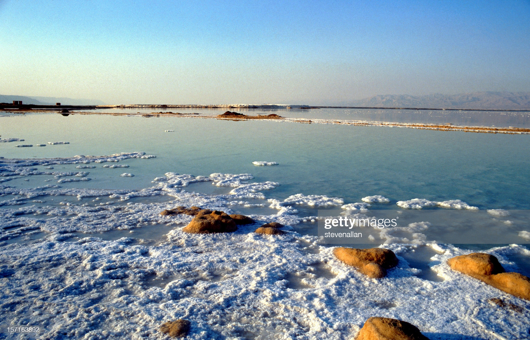 layer-of-salt-on-the-dead-sea-in-israel-picture-id157163892