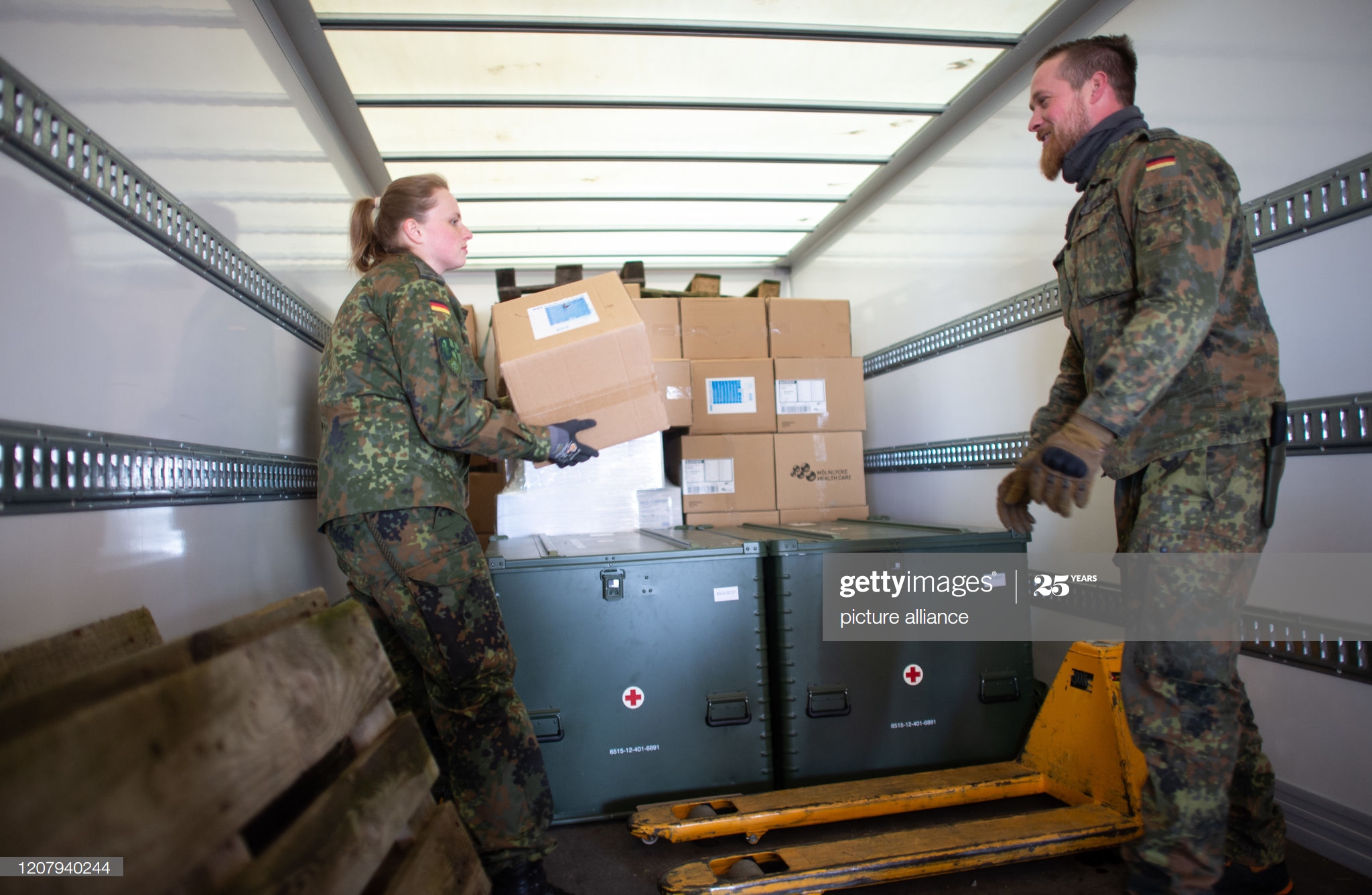 march-2020-north-rhinewestphalia-erkelenz-soldiers-are-loading-boxes-picture-id1207940244