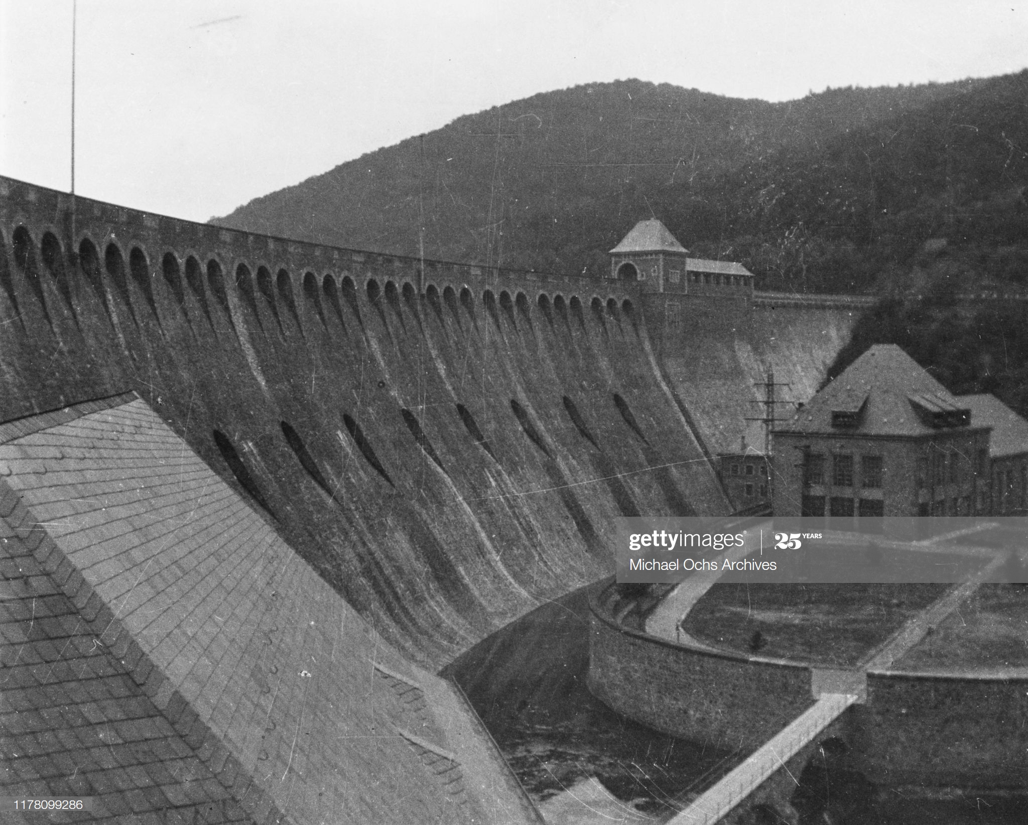 the-edersee-or-eder-dam-across-the-river-eder-in-northern-hesse-it-picture-id1178099286