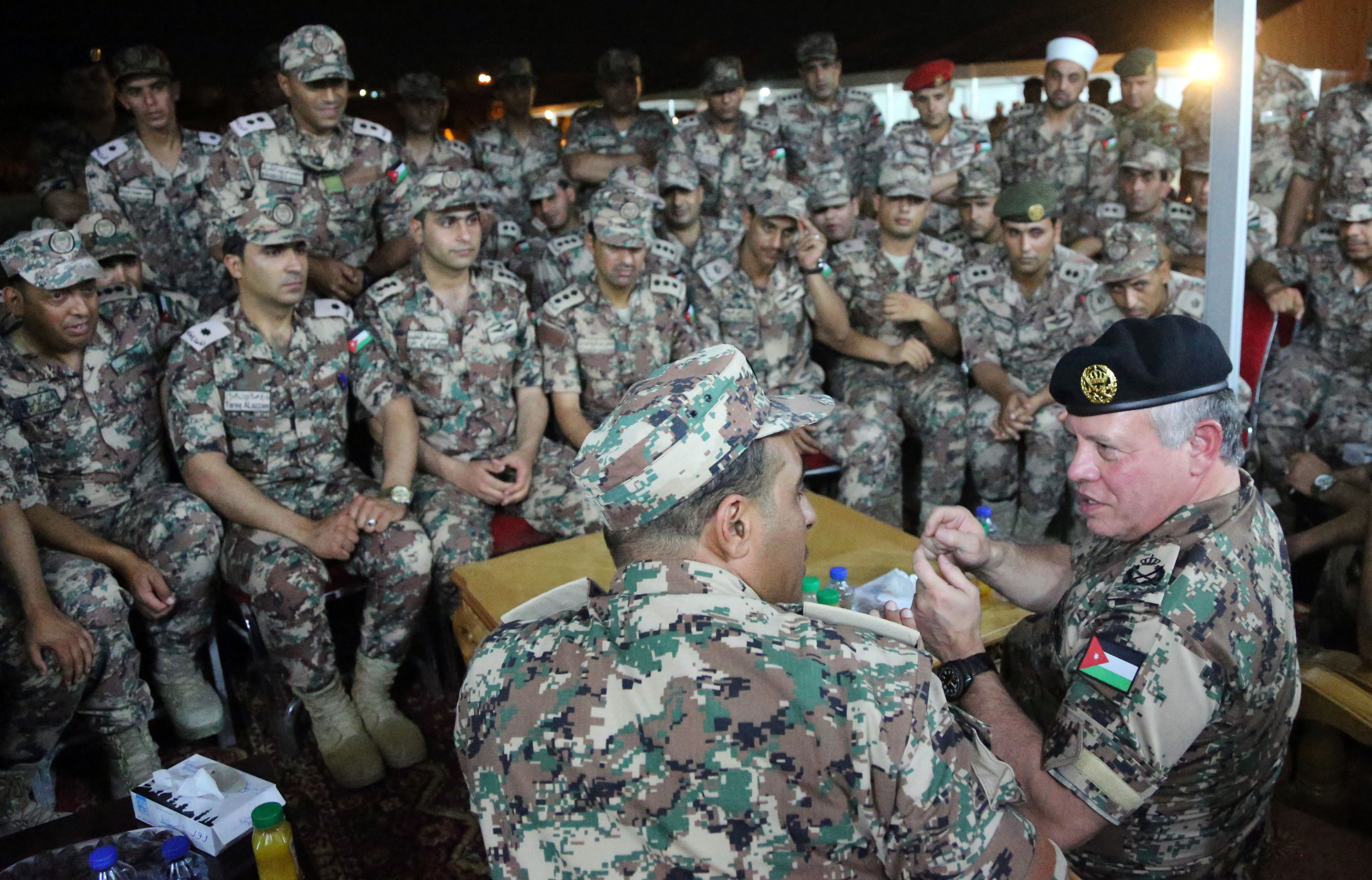 ملك الأردن رفقة عناصر من الجيش الأردني ملك الأردن رفقة عناصر من الجيش الأردني