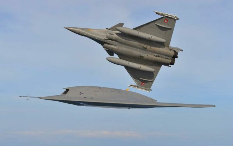 La-drone-de-combat-Neuron-lors-dun-vol-dessais-avec-un-Rafale-e1684749975607-800x500.jpg
