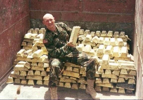 صورة و معلومة on Twitter: جندي في الجيش الأمريكي عام2003م يلتقط صوره من  داخل خزانة الذهب في العراق،يذكر أن جميع الذهب سرق تحت أسم الديمقراطية!  https://t.co/lZorS0pM8w
