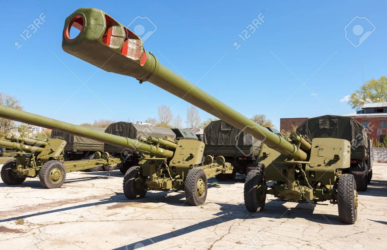 36940425-samara-russia-may-8-2014-the-152-mm-howitzer-2a65-msta-b-howitzer-is-intended-for-destruction-of-tac.jpg