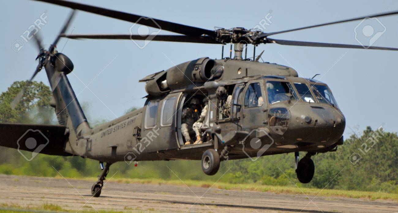 55919526-arm%C3%A9e-uh-60-blackhawk-helicopter.jpg