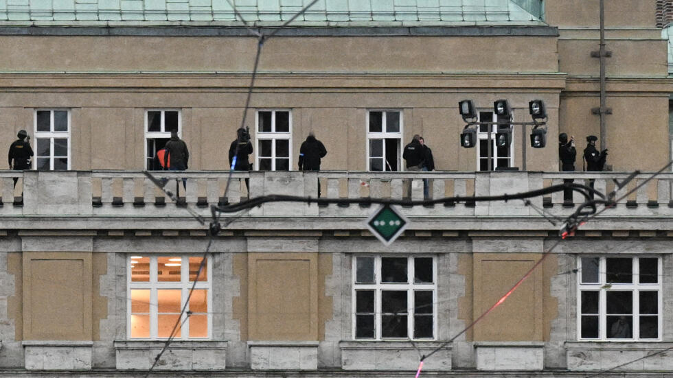 عناصر من الشرطة التشيكية ينتشرون على شرفة مبنى جامعة تشارلز في 21 كانون الأول/ديسمبر 2023