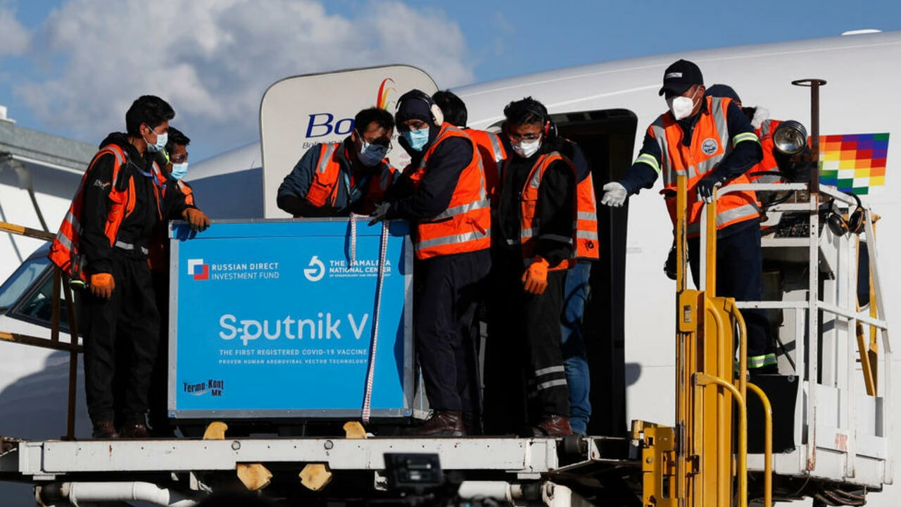 تفريغ الشحنة الأولى من اللقاح الروسي سبوتنيك-في بمساعدة موظفي مطار إل ألتو الدولي، بوليفيا، 28 يناير/كانون الثاني 2021.