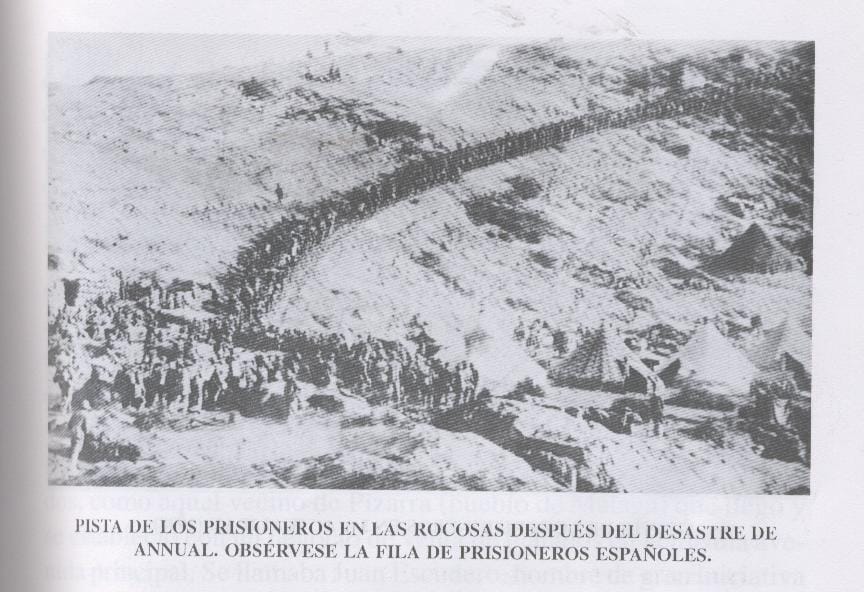 May be an image of text that says 'PISTA DE LOS PRISIONEROS EN LAS ROCOSAS DESPUES DEL DESASTRE DE ANNUAL. OBSÉRVESE LA FILA DE PRISIONEROS ESPAÑOLES.'