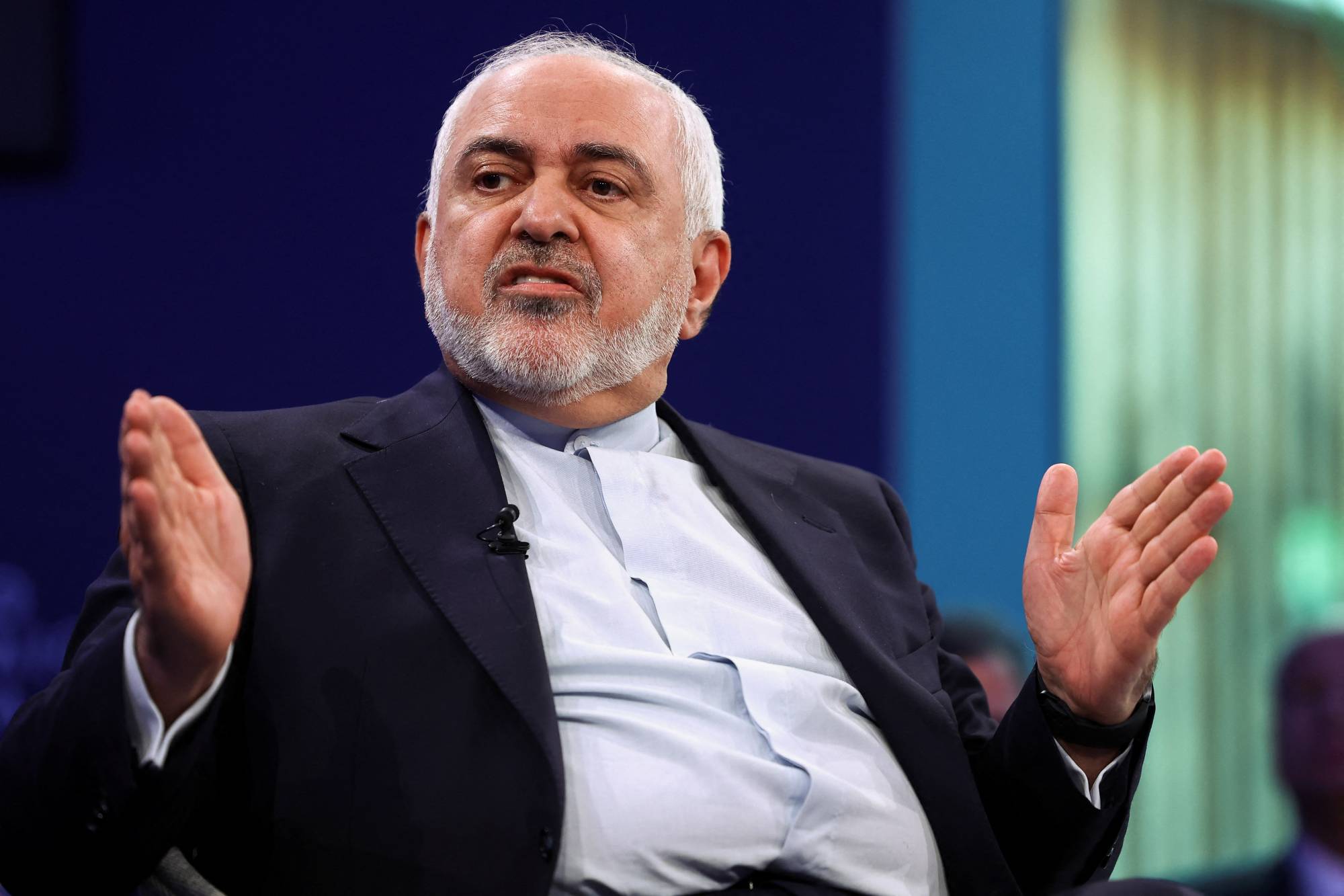 محمد جواد ظريف وزير الخارجية الإيراني الأسبق يتحدث خلال منتدى دافوس في يناير 2025 (رويترز) محمد جواد ظريف وزير الخارجية الإيراني الأسبق يتحدث خلال منتدى دافوس في يناير 2025 (رويترز)