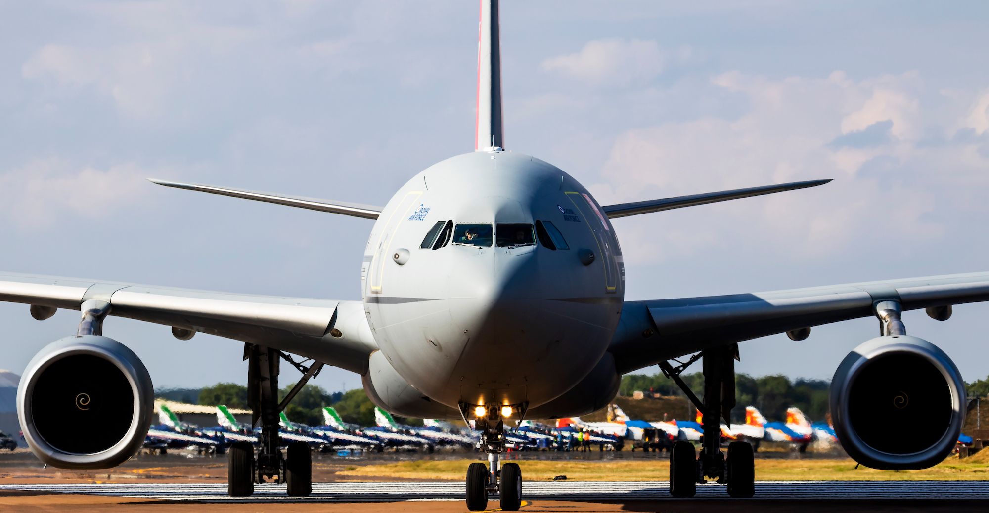 منظر أمامي لطائرة إيرباص A330 MRTT تابعة للمملكة المتحدة منظر أمامي لطائرة إيرباص A330 MRTT تابعة للمملكة المتحدة