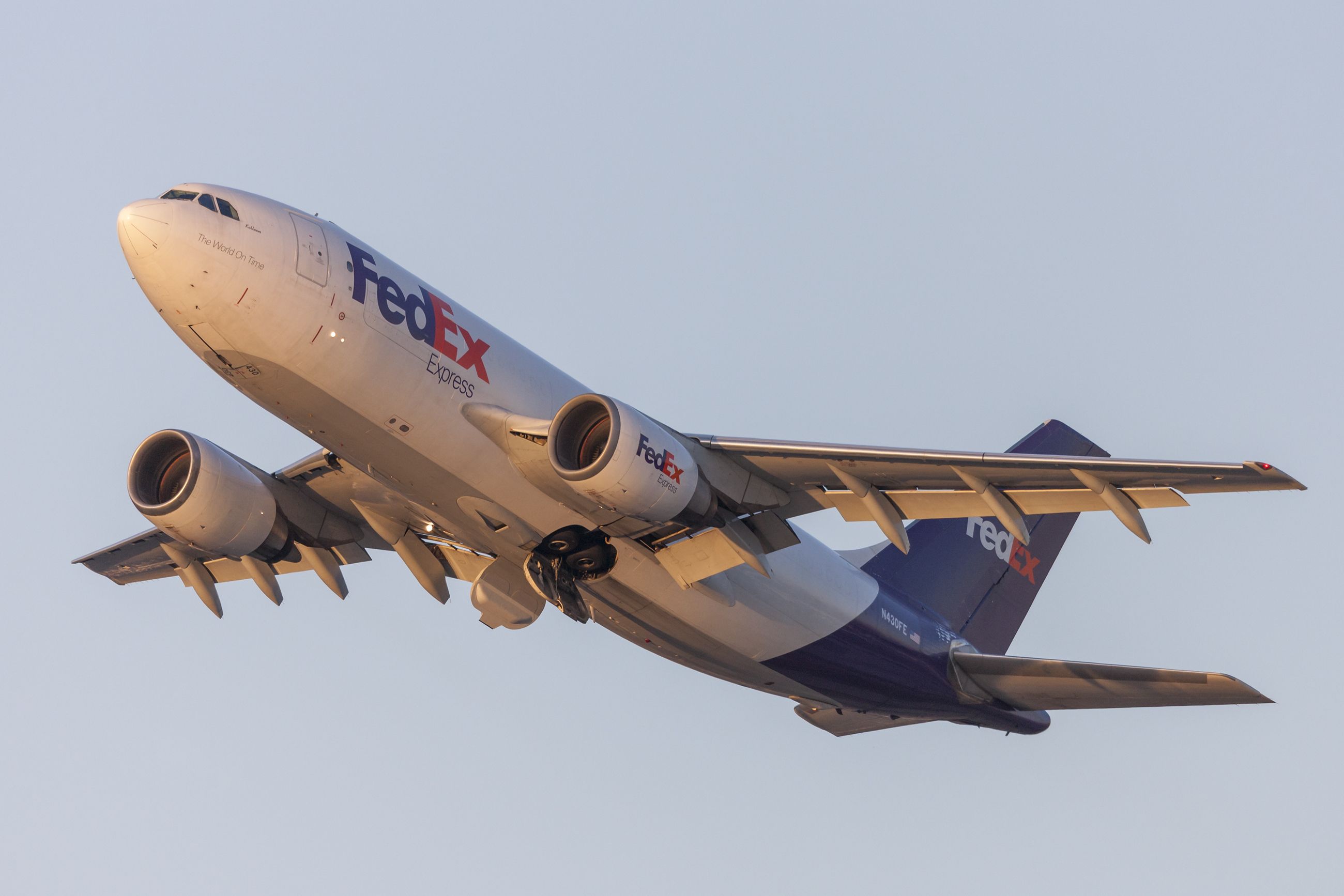 طائرة فيديكس إيرباص A310-200F أثناء الرحلة طائرة فيديكس إيرباص A310-200F أثناء الرحلة