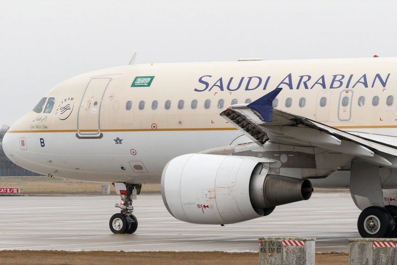 طائرة الخطوط السعودية إيرباص A320 أثناء سيرها على المدرج1 طائرة الخطوط السعودية إيرباص A320 أثناء سيرها على المدرج1