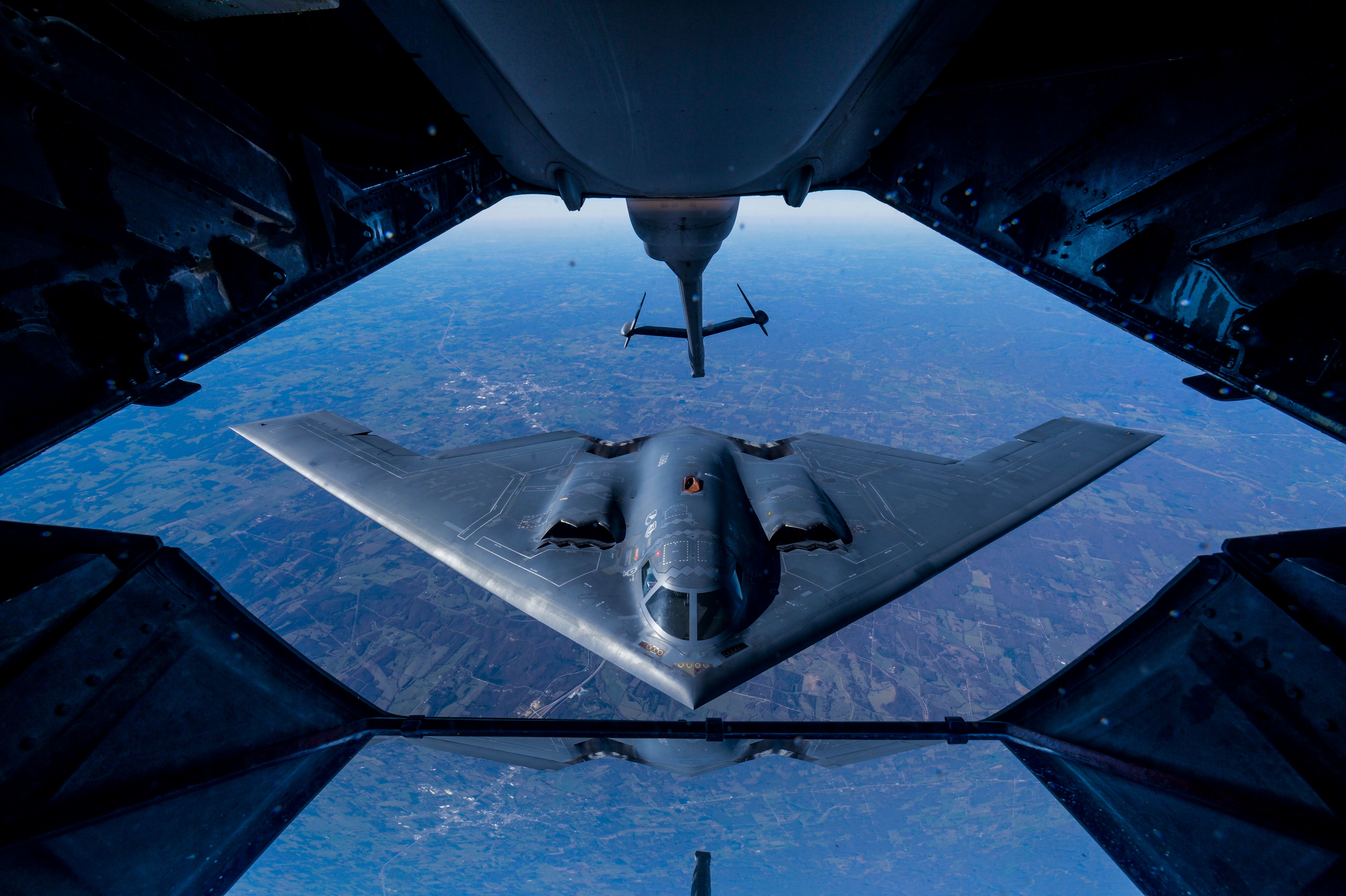 طائرة KC-10 Extender من السرب الثاني للتزويد بالوقود جواً من قاعدة ماكجواير-ديكس-ليكهورست المشتركة، نيوجيرسي، تستعد لتزويد طائرة B-2 Spirit بالوقود، خلال تدريب بالقرب من كانساس، 10 نوفمبر/تشرين الثاني 2016 طائرة KC-10 Extender من السرب الثاني للتزويد بالوقود جواً من قاعدة ماكجواير-ديكس-ليكهورست المشتركة، نيوجيرسي، تستعد لتزويد طائرة B-2 Spirit بالوقود، خلال تدريب بالقرب من كانساس، 10 نوفمبر/تشرين الثاني 2016