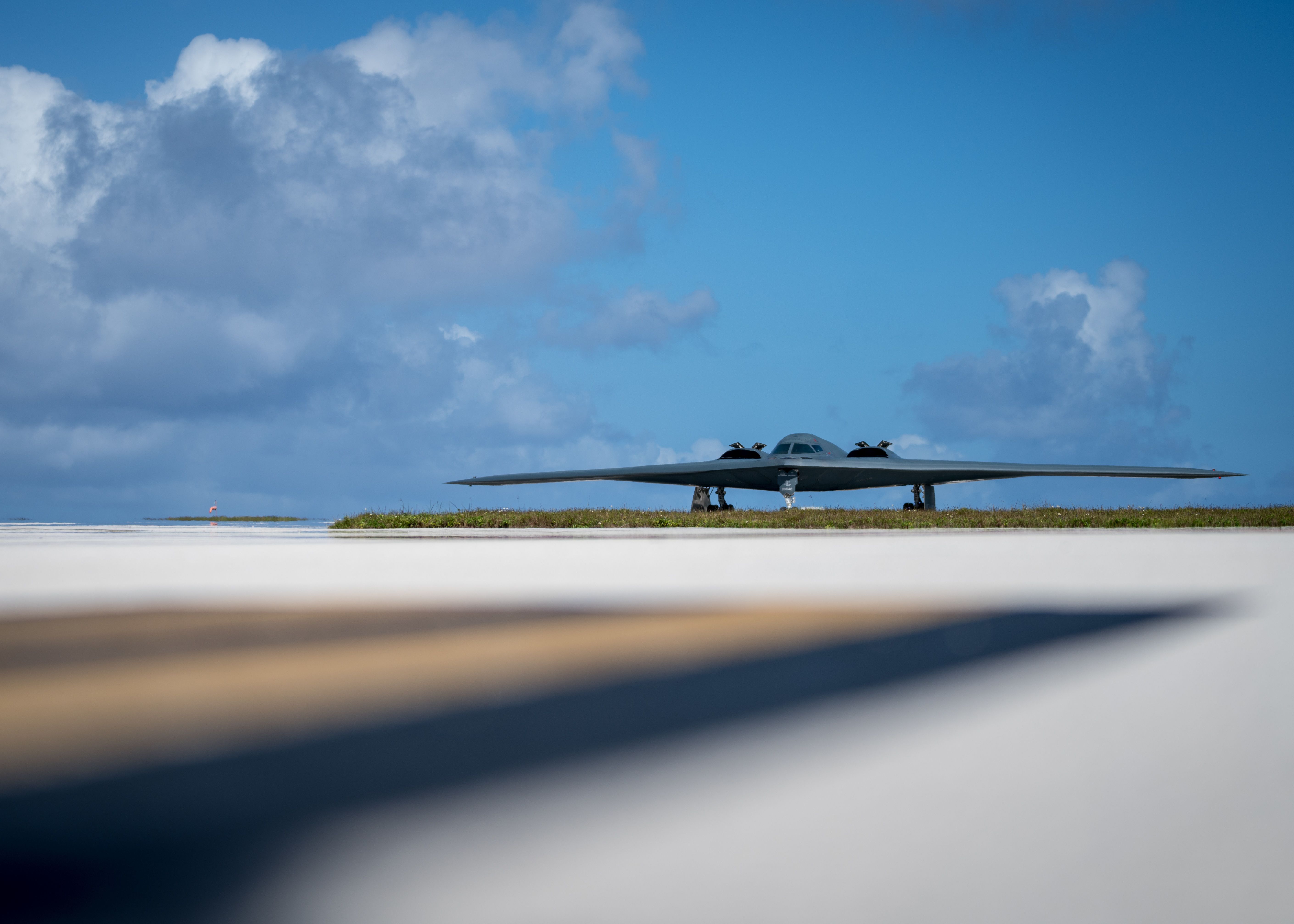 طائرة B-2 Spirit، تابعة لجناح القصف رقم 509، قاعدة وايتمان الجوية، تتجه نحو خط الطيران في 8 يناير 2018، في قاعدة أندرسن الجوية، غوام طائرة B-2 Spirit، تابعة لجناح القصف رقم 509، قاعدة وايتمان الجوية، تتجه نحو خط الطيران في 8 يناير 2018، في قاعدة أندرسن الجوية، غوام