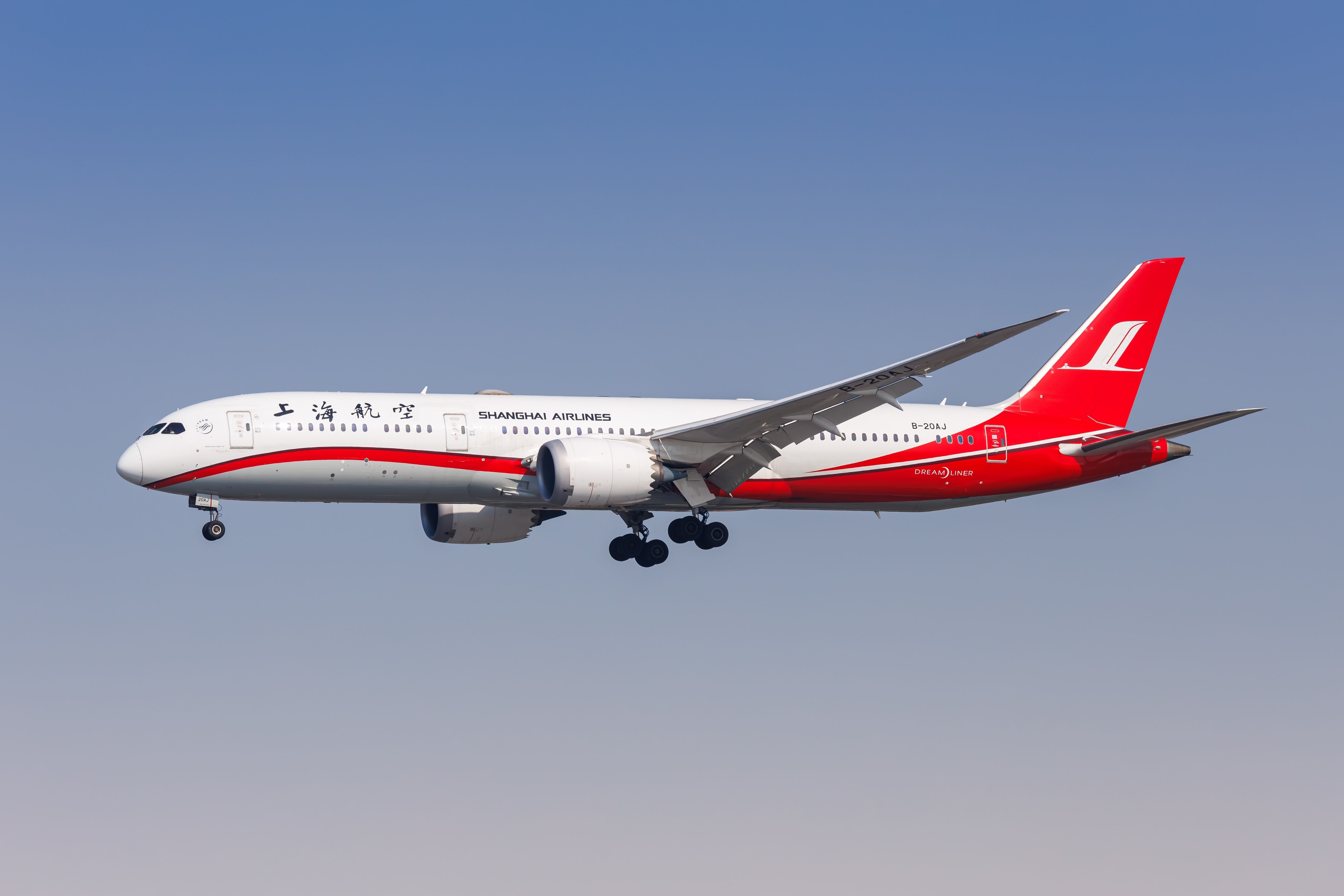 Shanghai Airlines Boeing 787-9 landing at SHA shutterstock_2453943941 Shanghai Airlines Boeing 787-9 landing at SHA shutterstock_2453943941