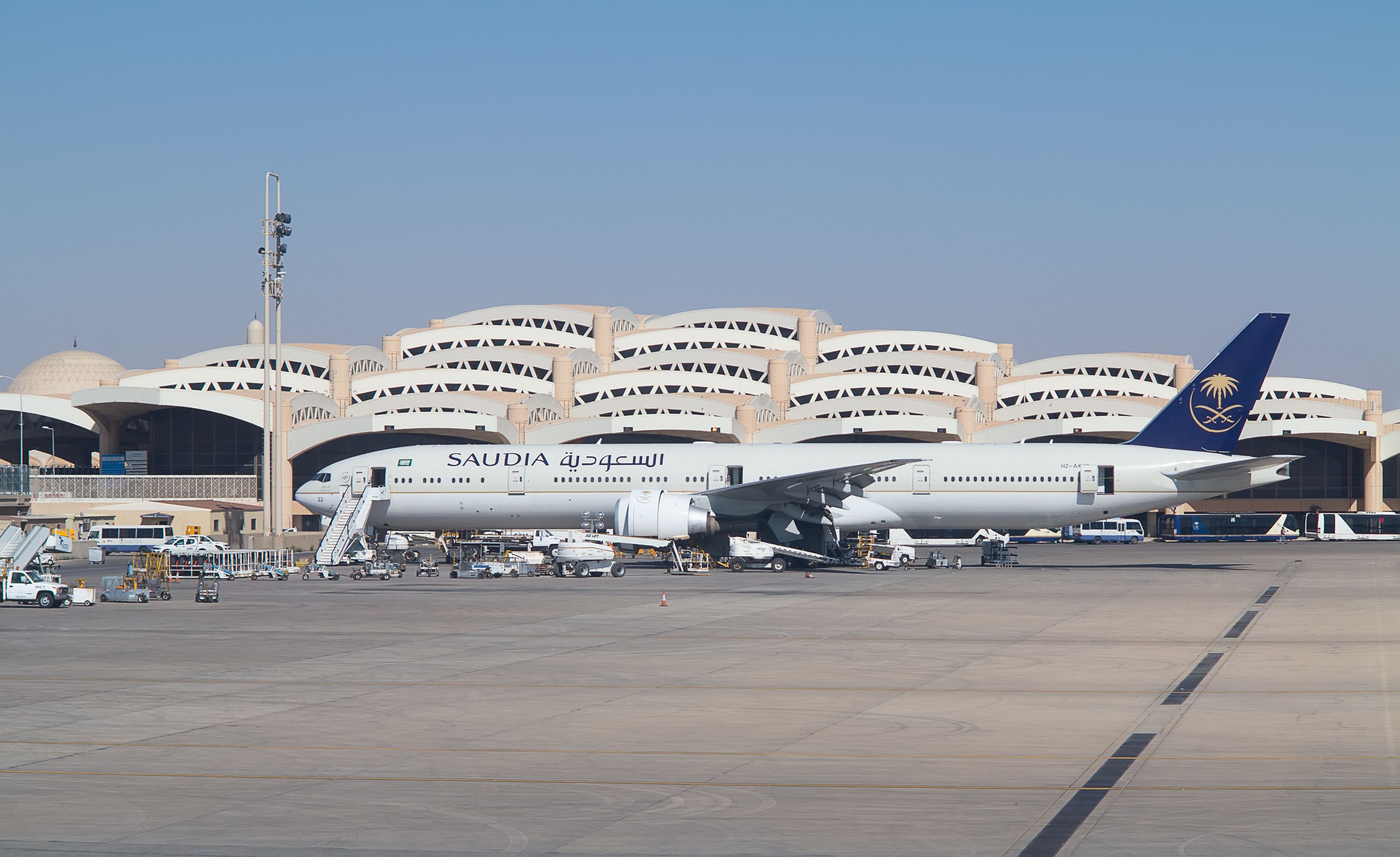 طائرة الخطوط الجوية السعودية في مطار الملك خالد الدولي طائرة الخطوط الجوية السعودية في مطار الملك خالد الدولي