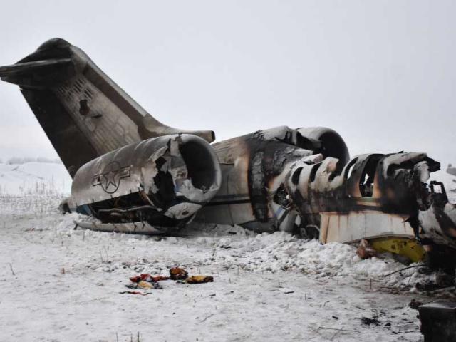 حطام الطائرة الأمريكية من طراز Bombardier E-11A بعد تحطمها في منطقة جبلية. 