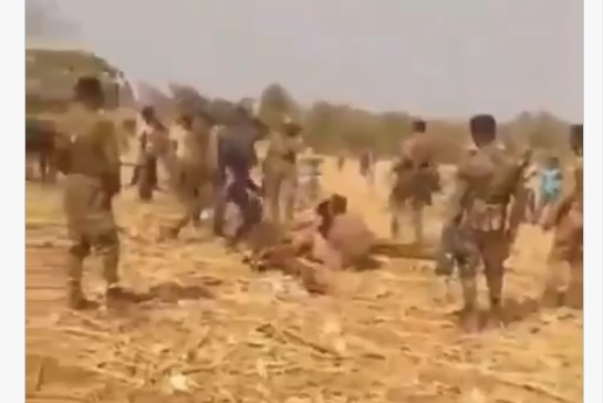 أفراد بزي الجيش الإثيوبي يضربون مدنيين قبل إعدامهم رميا بالرصاص