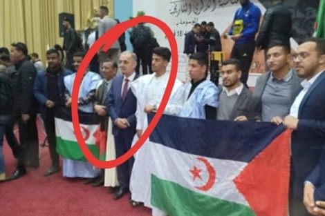 هذه حقيقة صورة السفير الفلسطيني بالجزائر مع خرقة البوليساريو