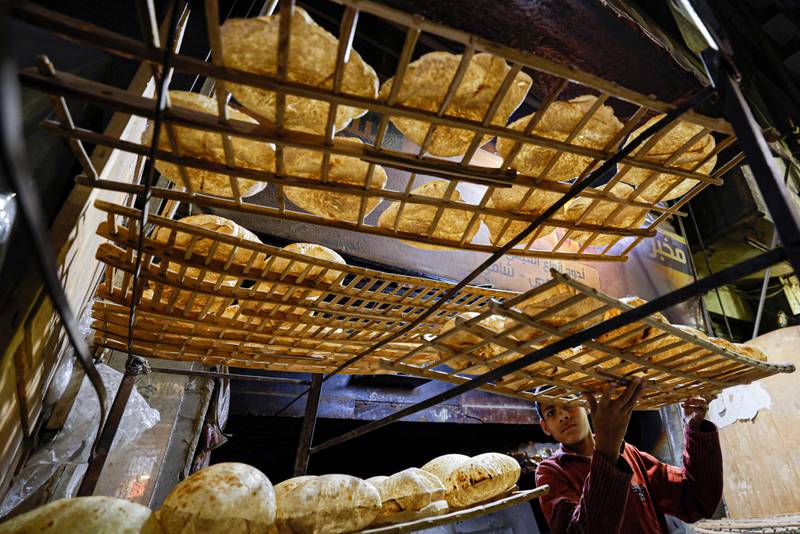 أصبح الخبز المصنوع منزليًا شيئًا من الماضي في ريف مصر ، حيث تتعرض التقاليد التي تعود إلى قرون للضغط بشكل مطرد بسبب أزمة اقتصادية قاسية.  وكالة فرانس برس