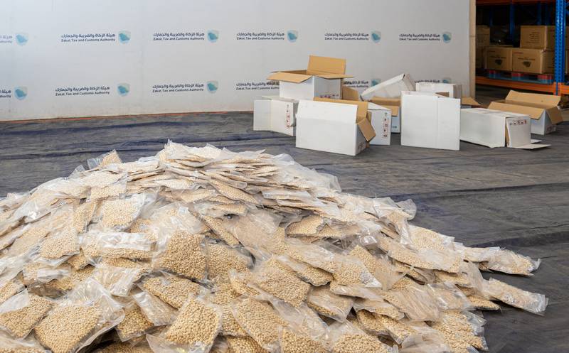 حبوب الكبتاغون المضبوطة في ميناء جدة بالمملكة العربية السعودية، مخبأة في شحنة بقلاوة. الصورة: هيئة الجمارك السعودية حبوب الكبتاغون المضبوطة في ميناء جدة بالمملكة العربية السعودية، مخبأة في شحنة بقلاوة. الصورة: هيئة الجمارك السعودية