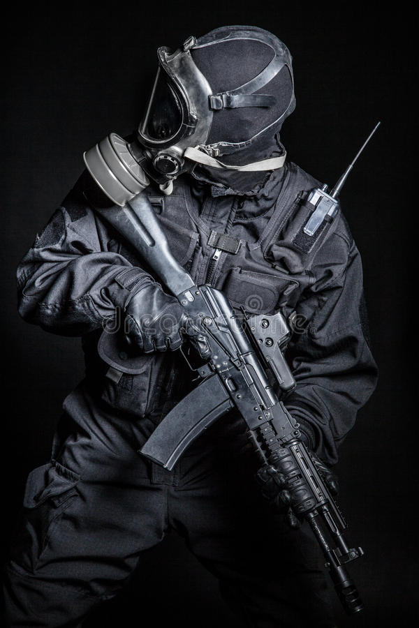 russian-special-forces-operator-black-uniform-gas-mask-52511997.jpg