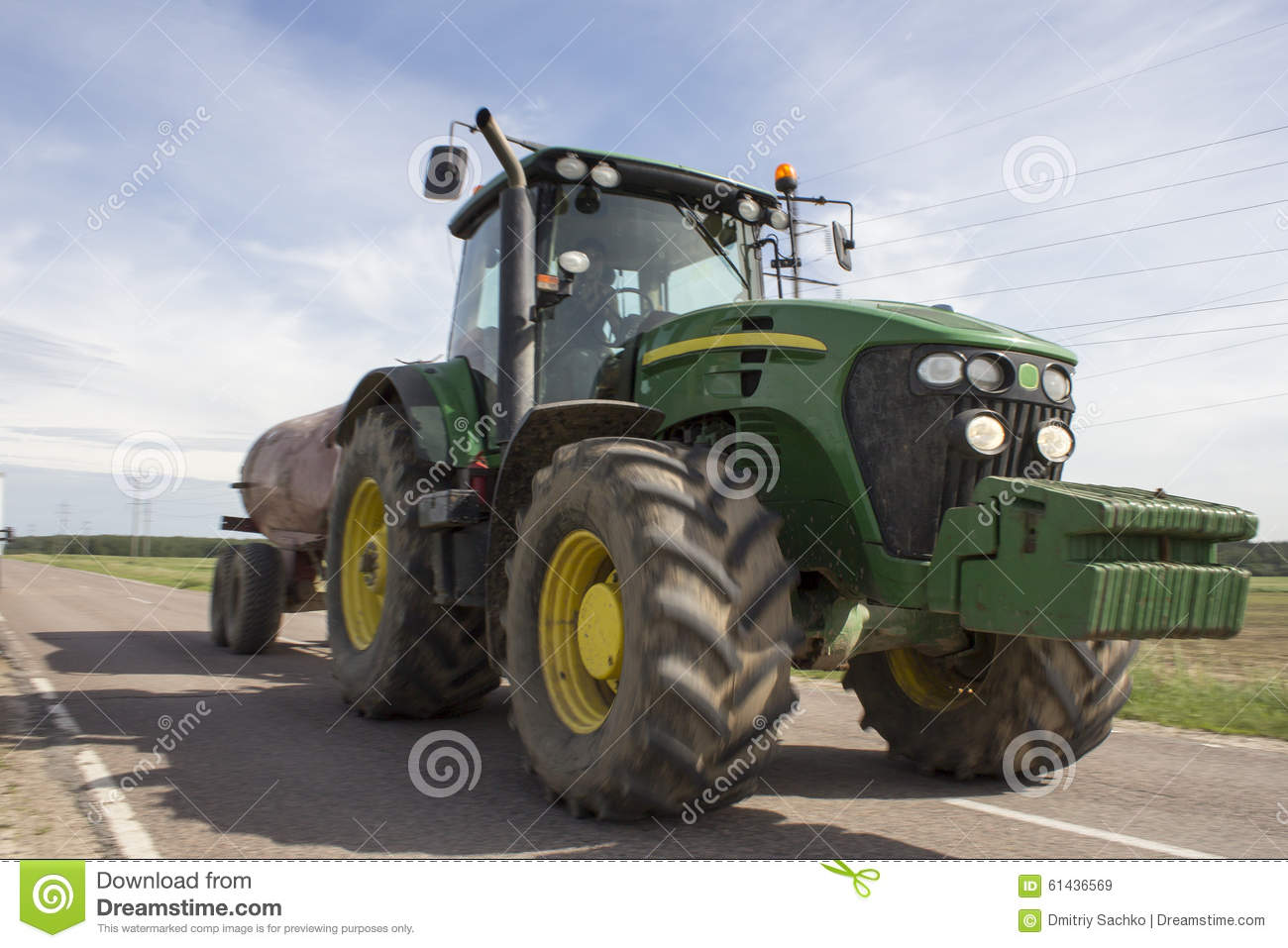 tractor-die-een-aanhangwagentank-met-meststoffen-slepen-61436569.jpg