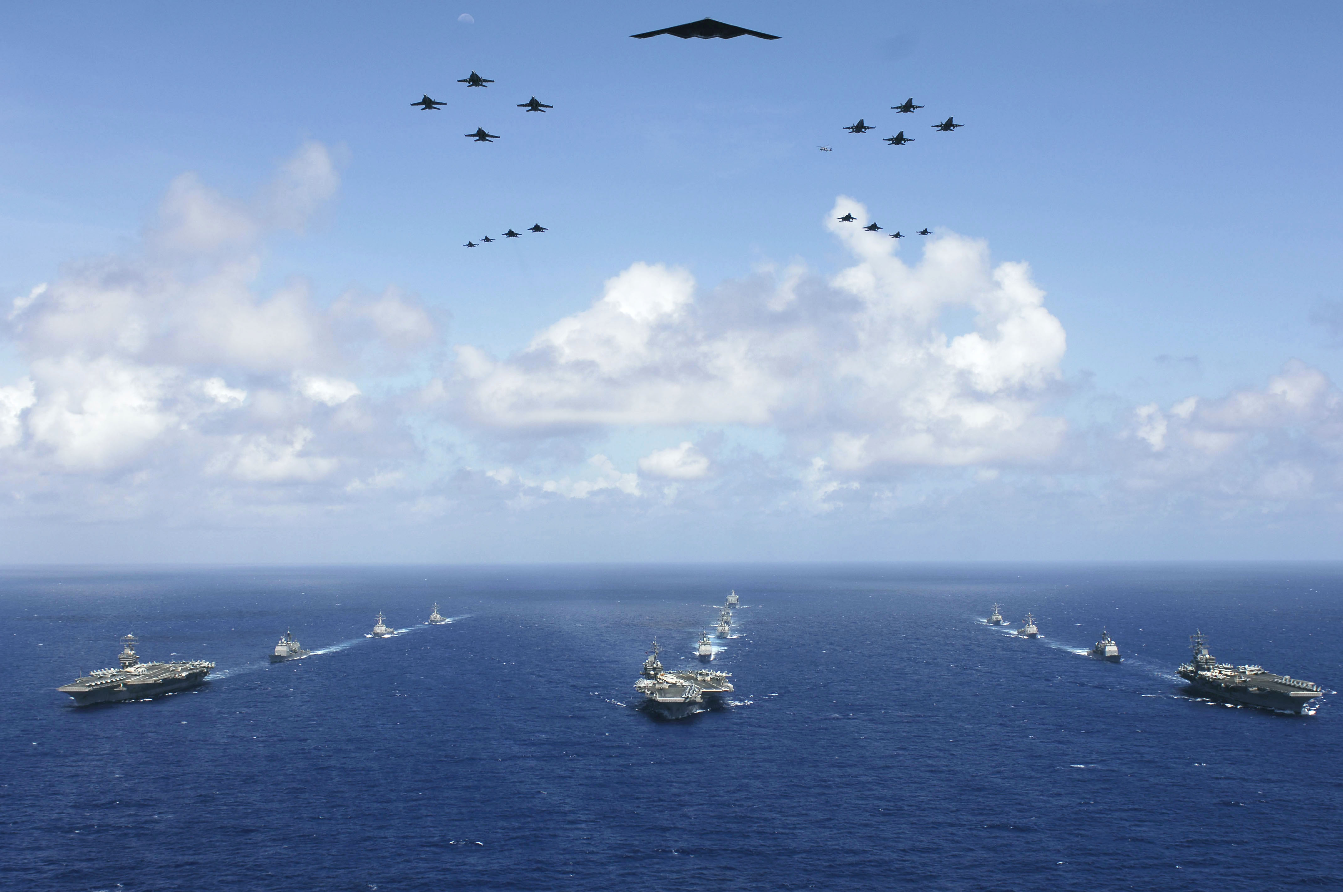 US_Navy_060618-N-8591H-383_The_Kitty_Hawk,_Ronald_Reagan_and_Abraham_Lincoln_Carrier_Strike_Groups_sail_in_formation.jpg