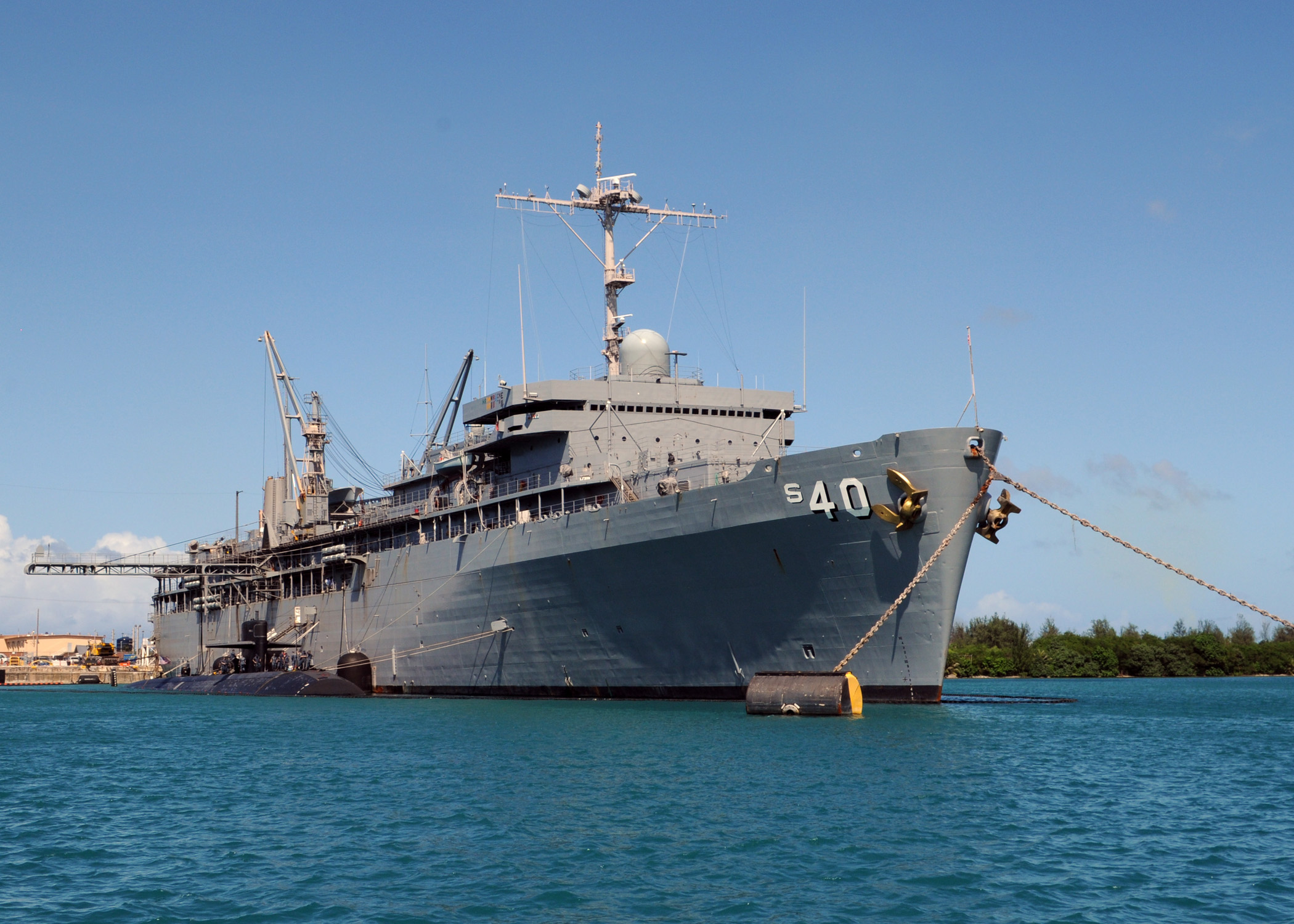 US_Navy_111121-N-UE250-019_The_submarine_tender_USS_Frank_Cable_%28AS_40%29_is_anchored_in_Apra_Harbor_with_the_Los_Angeles-class_attack_submarine_USS.jpg