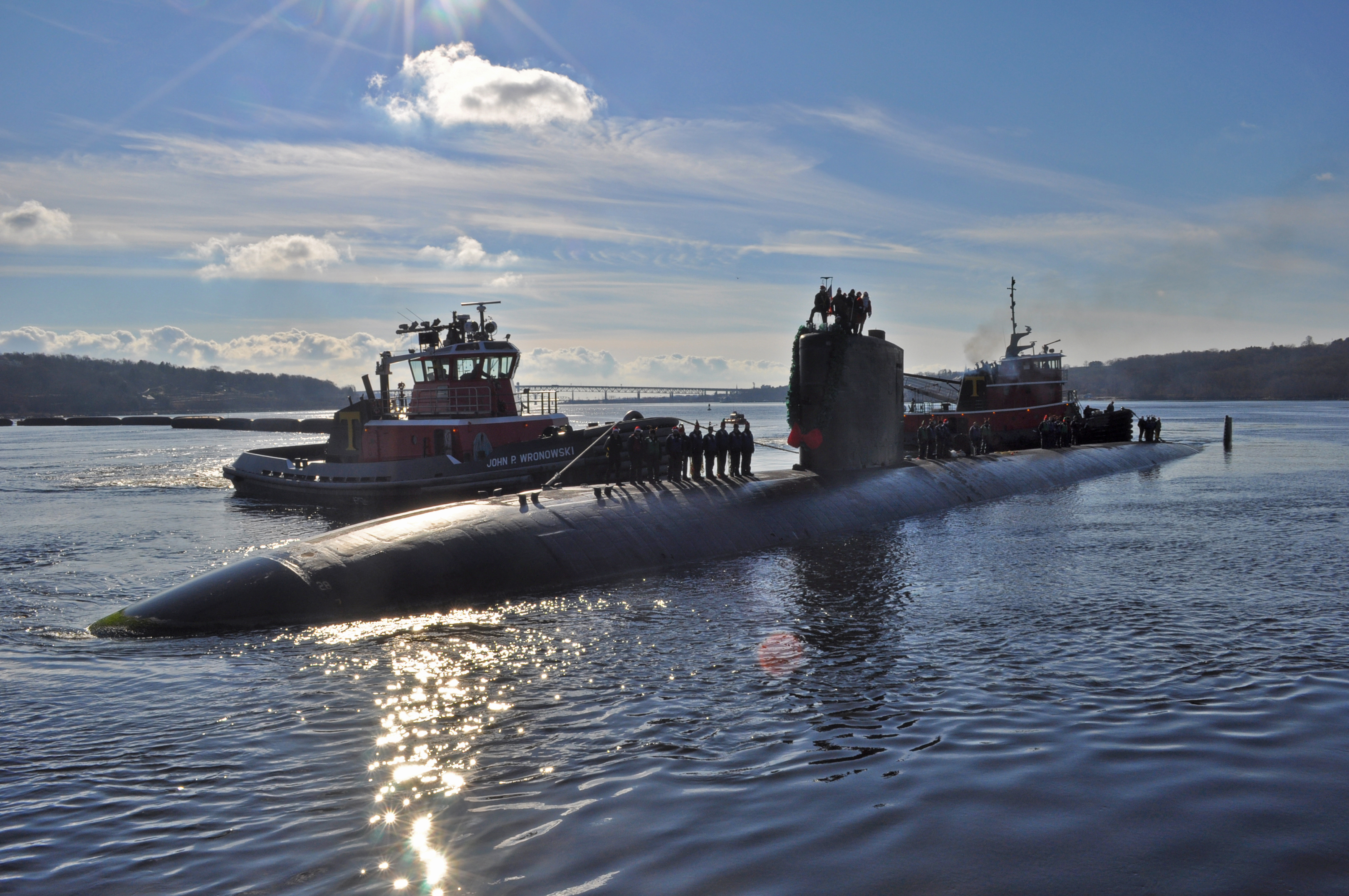 US_Navy_101218-N-7516W-307_Two_tugboats_push_USS_Alexandria_(SSN_757)_into_port_at_Naval_Submarine_Base_New_London.jpg