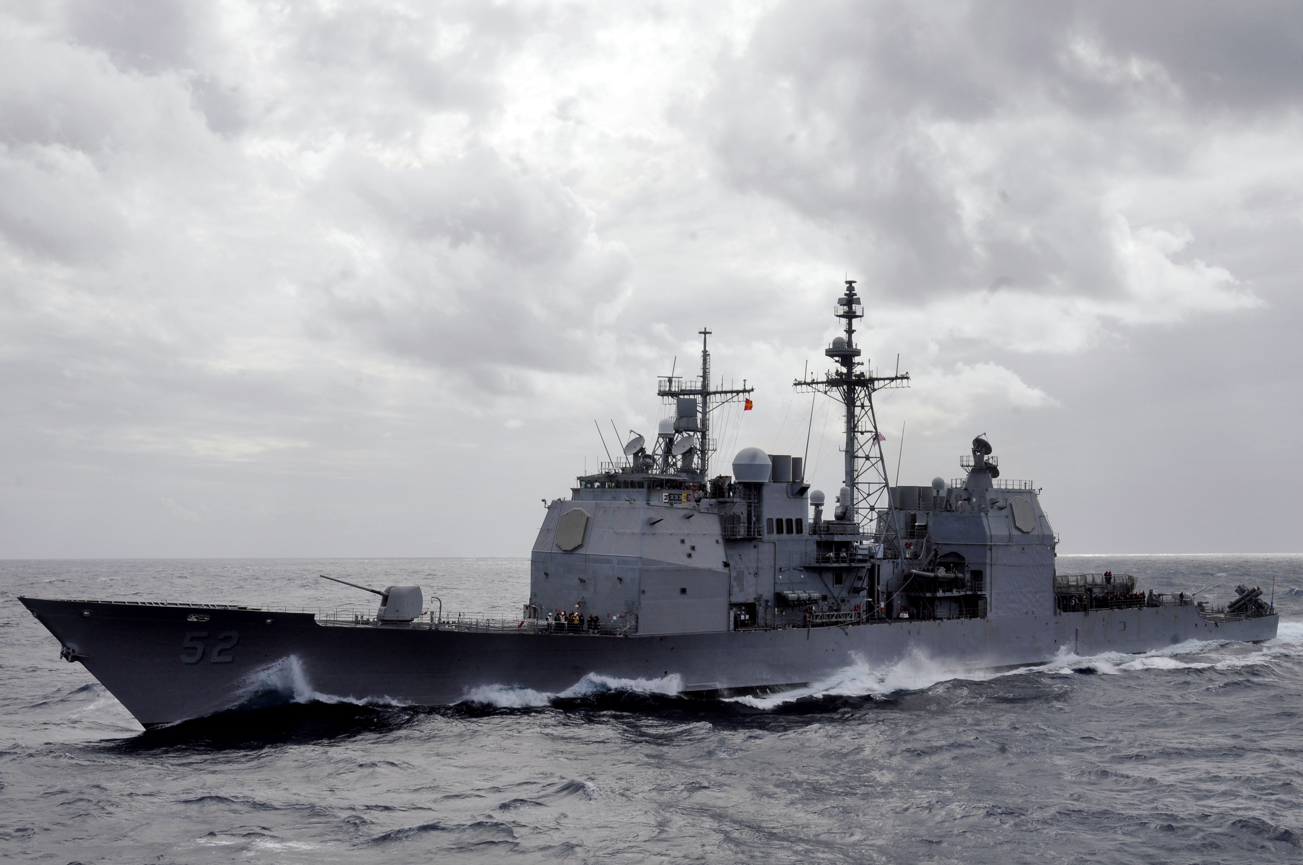 US_Navy_100304-N-6006S-046_The_Ticonderoga-class_guided-missile_cruiser_USS_Bunker_Hill_%28CG_52%29_transits_in_the_Atlantic_Ocean.jpg