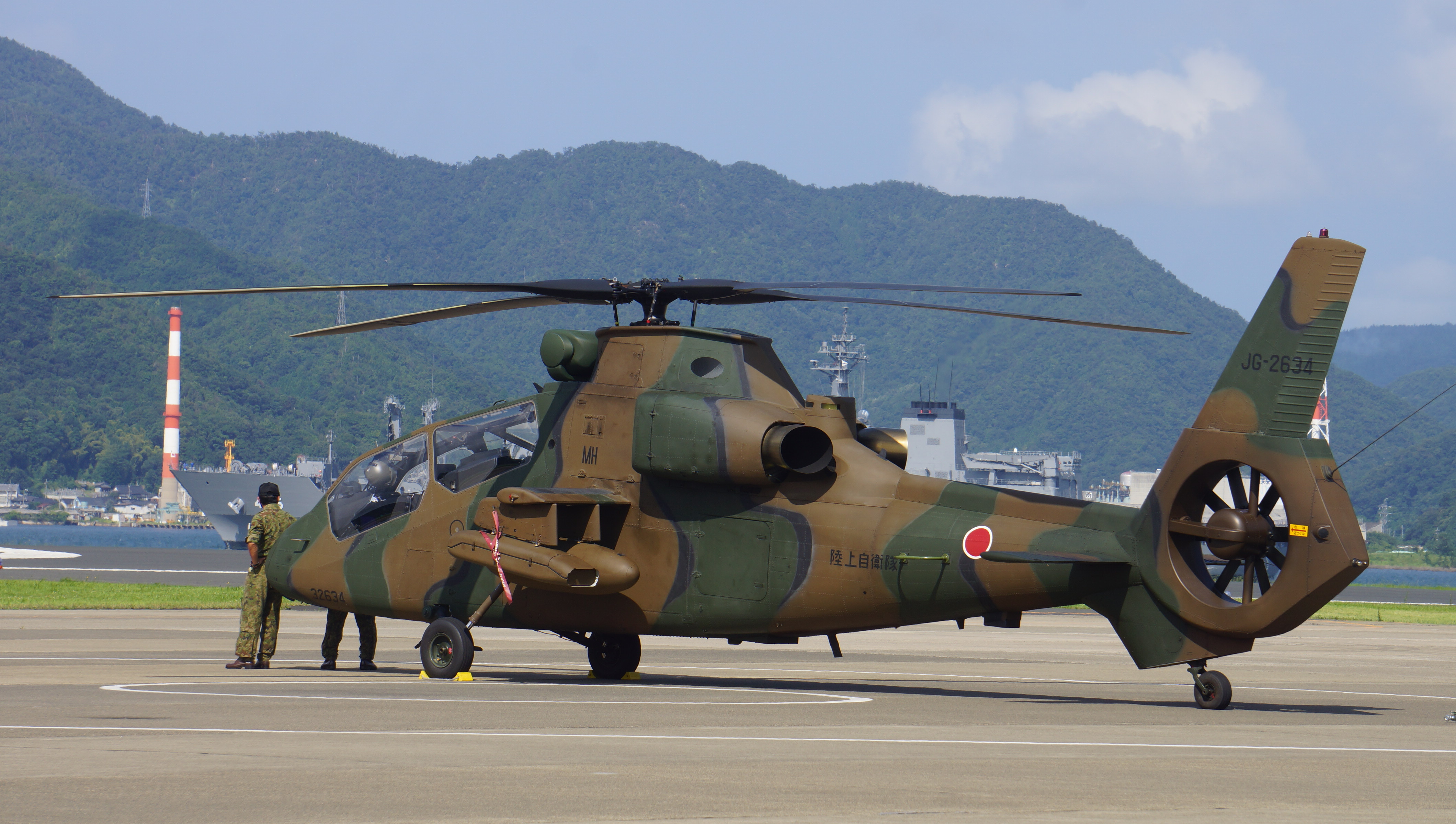 JGSDF_OH-1%2832634%29_in_Maizuru_Air_Station_20140727-02.JPG