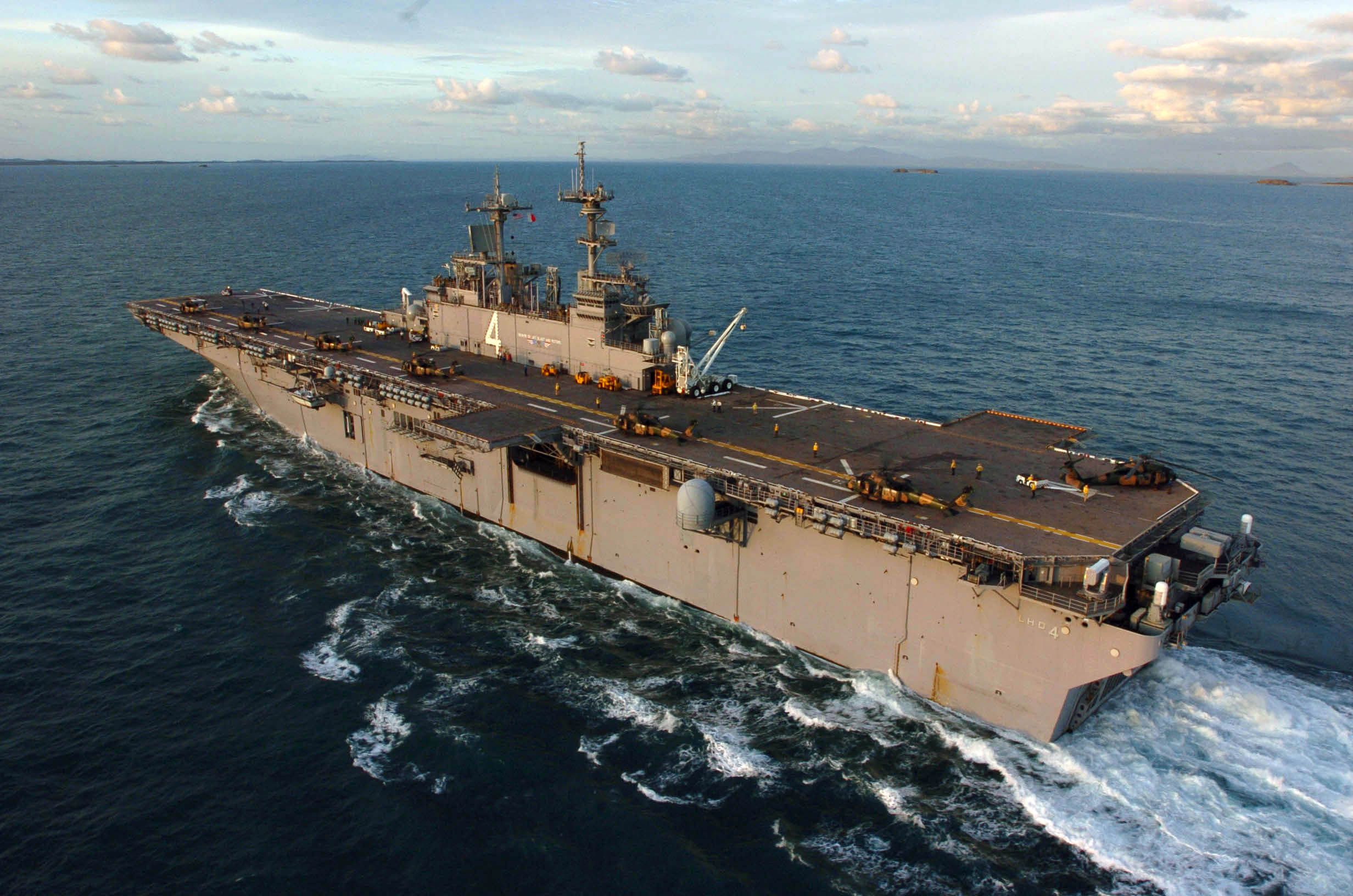 US_Navy_050619-N-8146B-004_The_amphibious_assault_ship_USS_Boxer_%28LHD_4%29_prepares_to_launch_Australian_S70A-9_Black_Hawk_helicopters_during_flight_operations.jpg