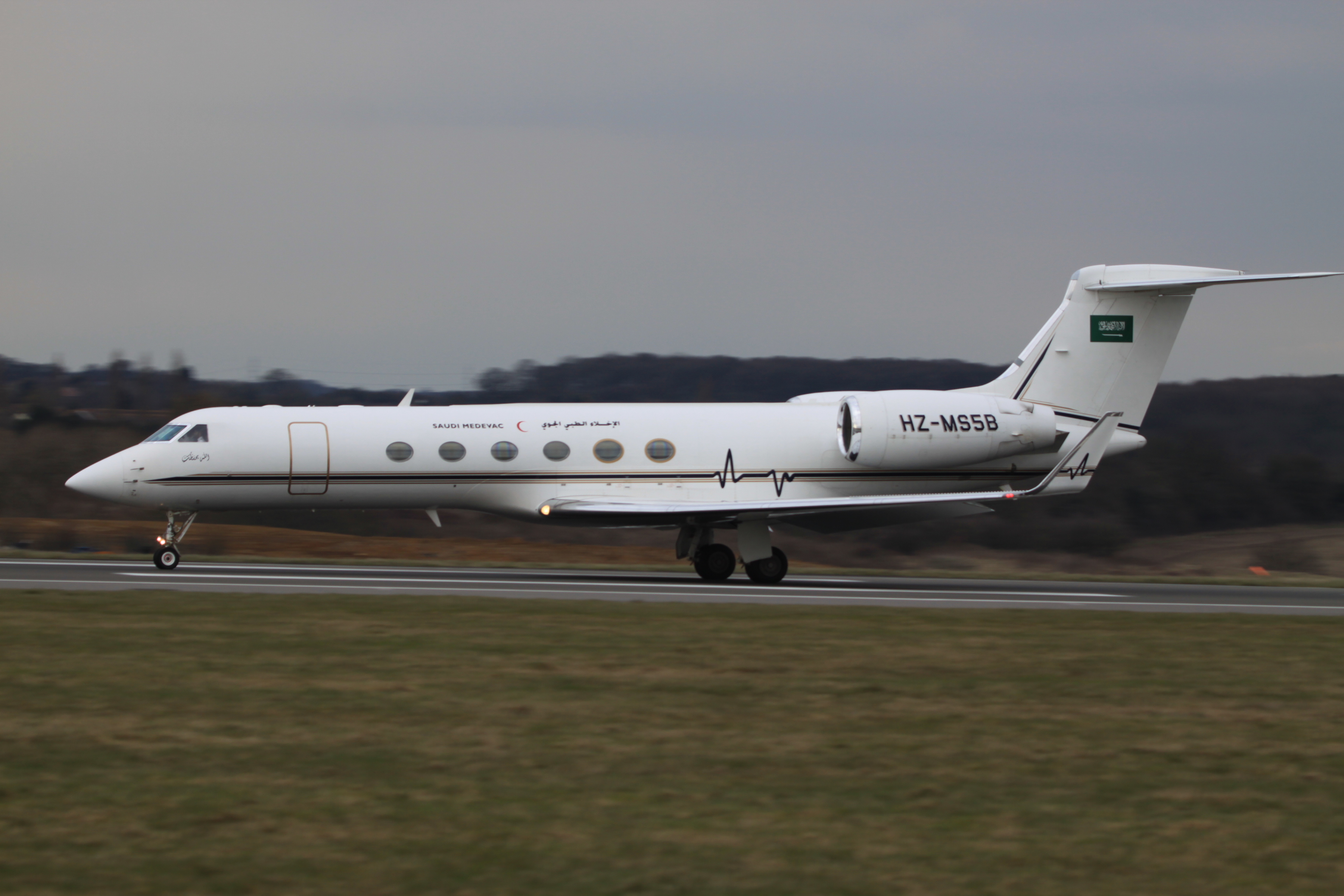 HZ-MS5B_Gulfstream_G.V_Saudi_Medevac_(8557279481).jpg