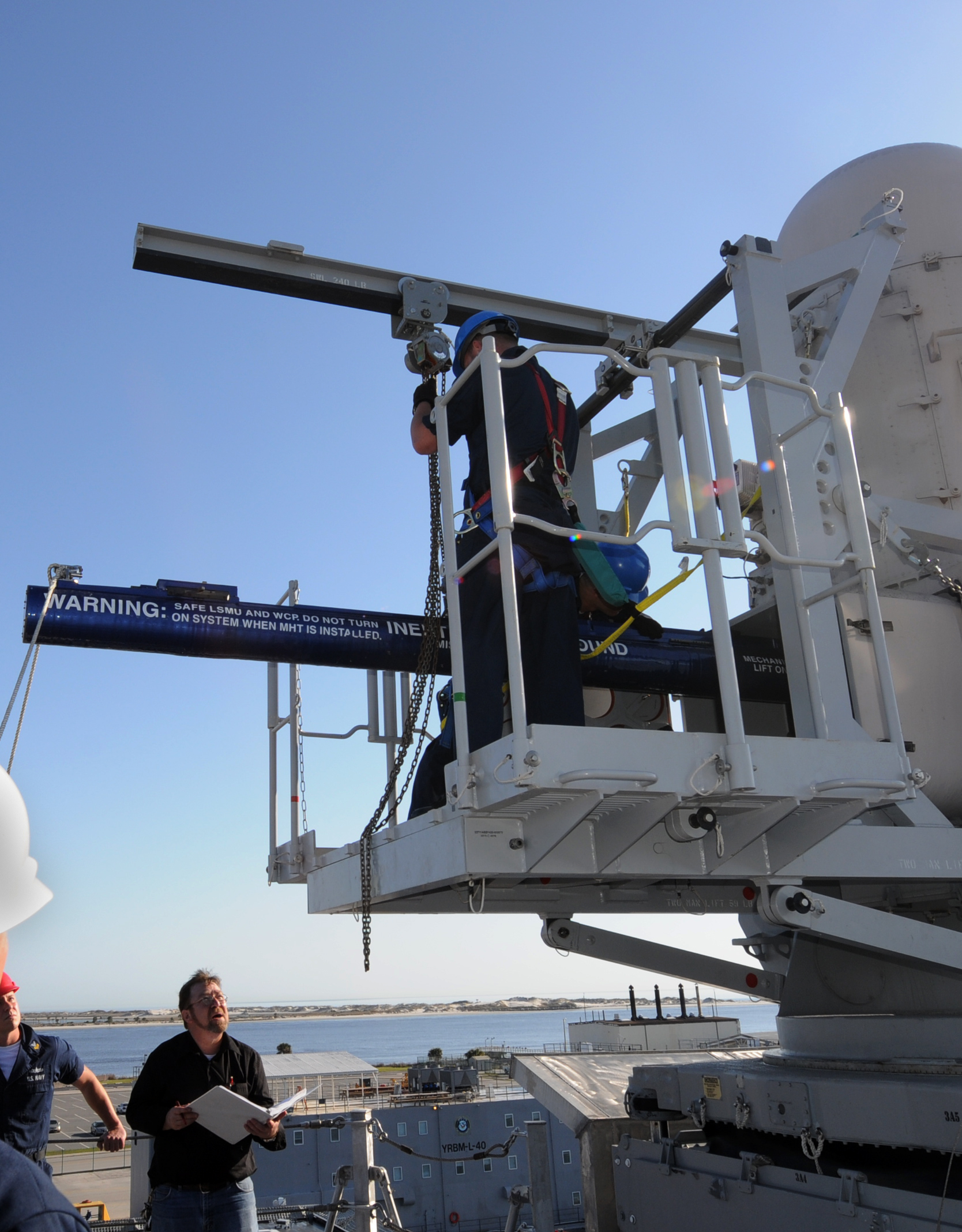 US_Navy_100406-N-7653W-094_Sailors_and_civilian_personnel_aboard_the_littoral_combat_ship_USS_Independence_%28LCS_2%29_hoist_a_training_round_into_the_Sea_Rolling_Air_Frame_Missile_%28SEARAM%29_launcher.jpg