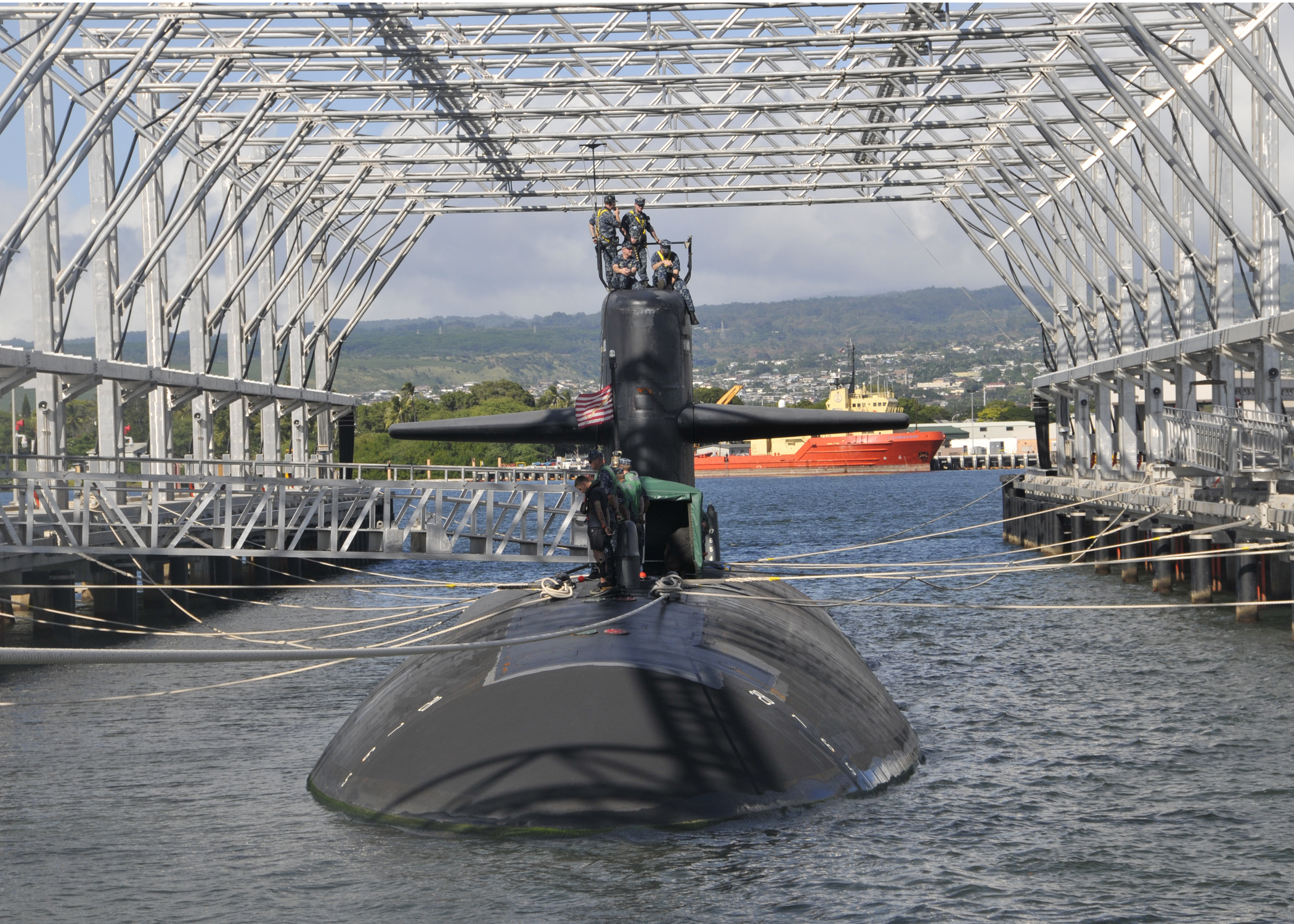 US_Navy_111215-N-UK333-030_The_Los_Angeles-class_attack_submarine_USS_Olympia_%28SSN_717%29_conducts_deperming_at_the_new_drive-in_submarine_magnetic_s.jpg