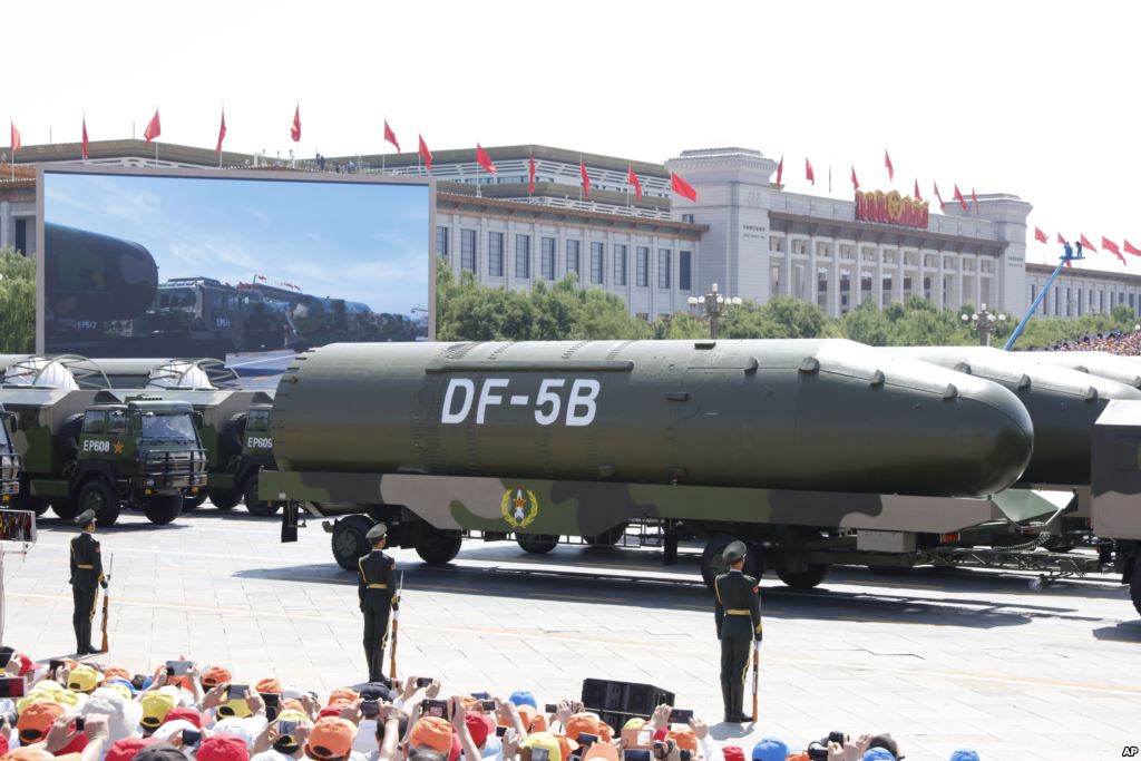 DF-5B_intercontinental_ballistic_missiles_during_2015_China_Victory_Day_parade.jpg