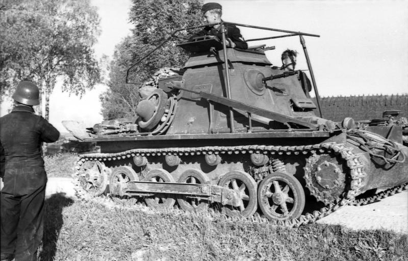 Bundesarchiv_Bild_101I-265-0006-31,_Russland,_Befehlspanzer_1.jpg