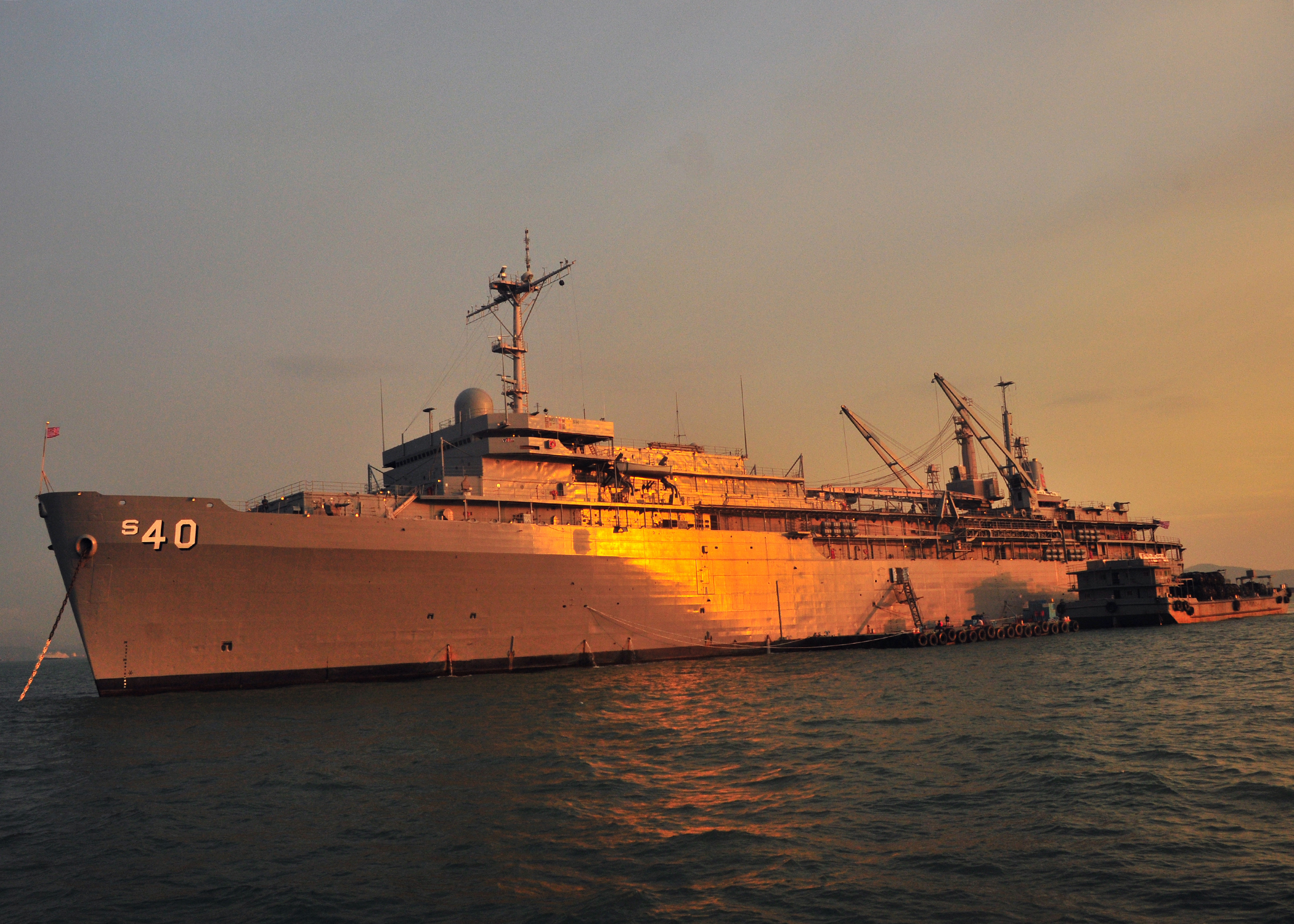 US_Navy_110518-N-BK435-240_USS_Frank_Cable_%28AS_40%29_is_anchored_in_the_Victoria%27s_Harbor_in_Hong_Kong.jpg