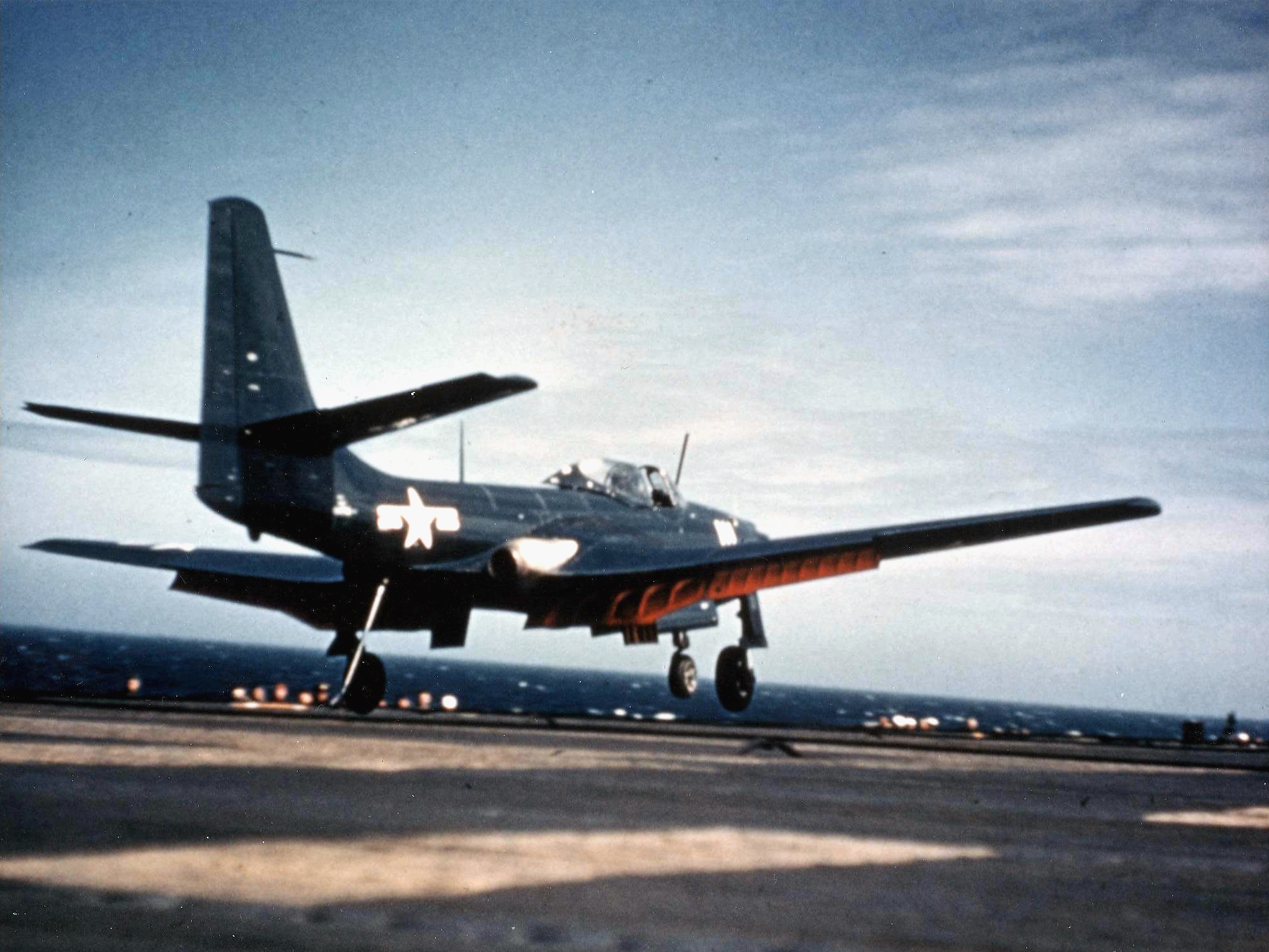 FH-1_Phantom_landing_on_USS_Saipan_(CVL-48)_1948.jpg