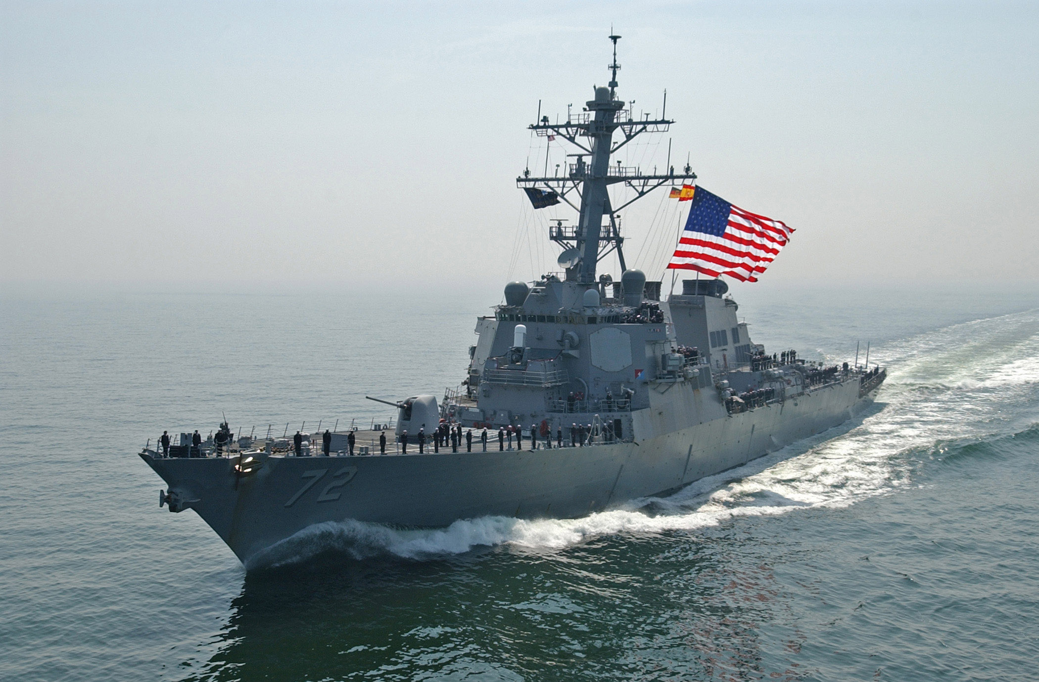 US_Navy_070528-N-5459S-004_Guided-missile_destroyer_USS_Mahan_%28DDG_72%29_approaches_guided-missile_cruiser_USS_Normandy_%28CG_60%29_during_a_Sail_Pass_in_the_Baltic_Sea.jpg