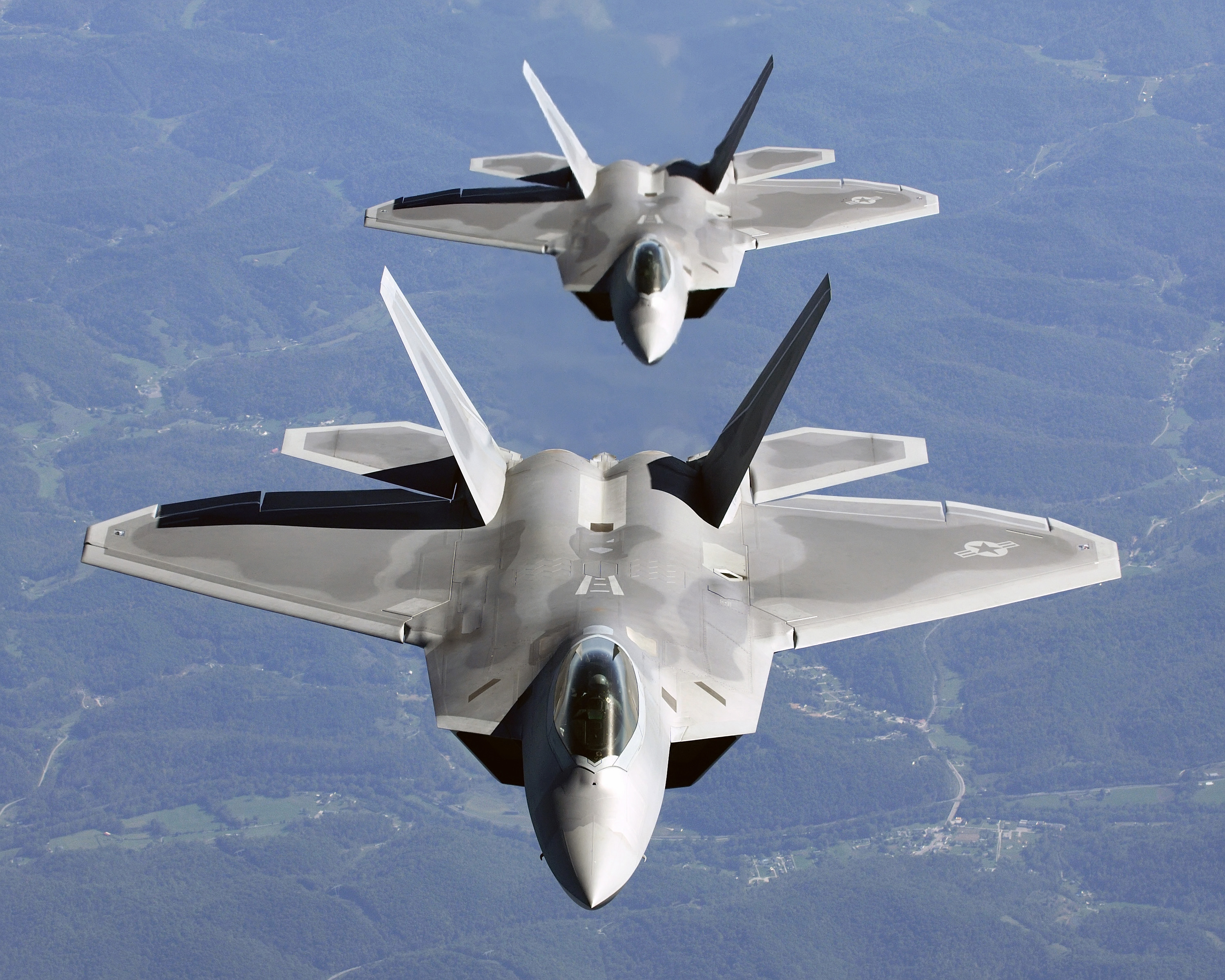 Two_F-22A_Raptor_in_column_flight_-_(Noise_reduced).jpg