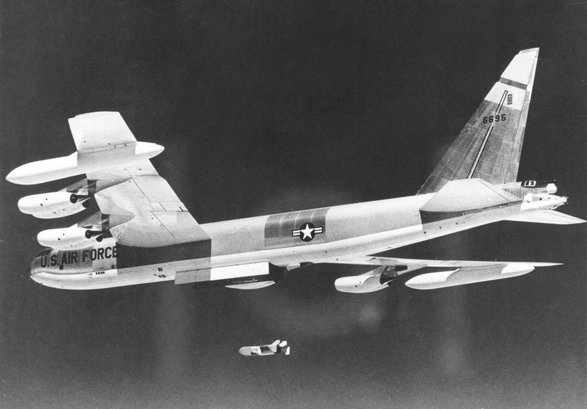 Boeing_B-52D-40-BW_%28SN_56-0695%29_in_flight_launching_Quail_decoy_061127-F-1234S-011.jpg